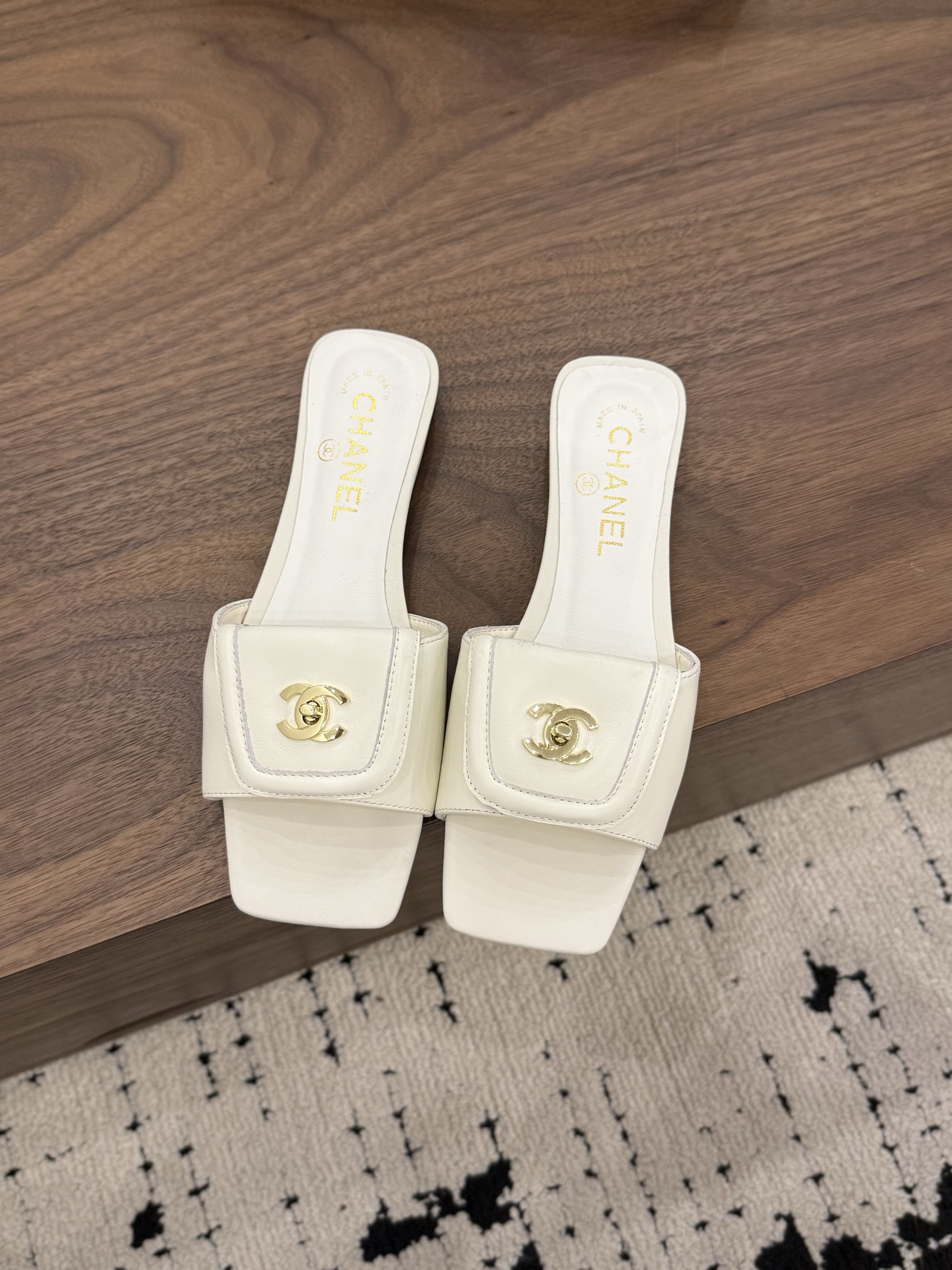 샤넬(CHANEL) 버클 스퀘어토 플랫 슬리퍼 신발