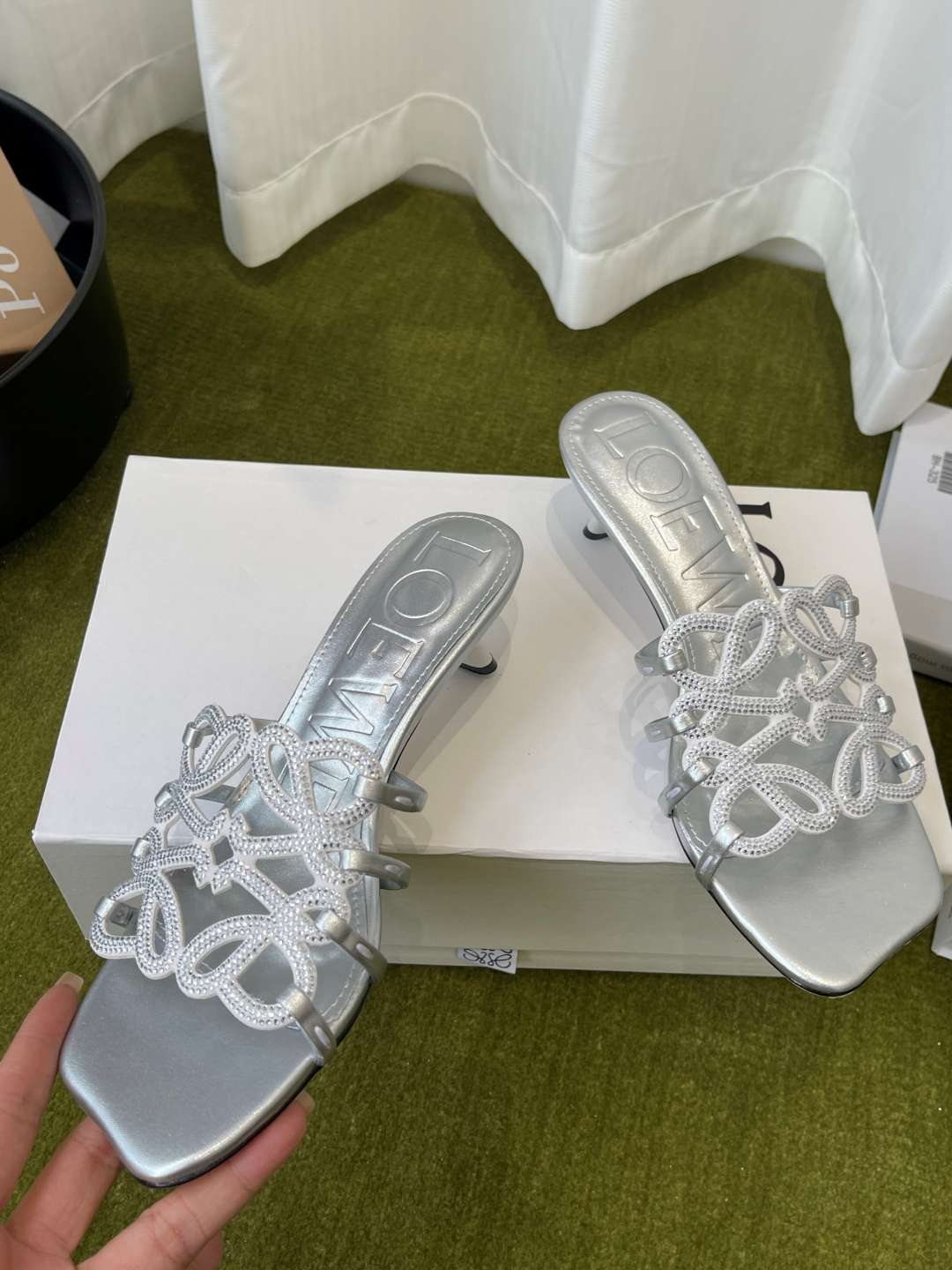 로에베(LOEWE) 아나그램 라인스톤 미들 힐 신발