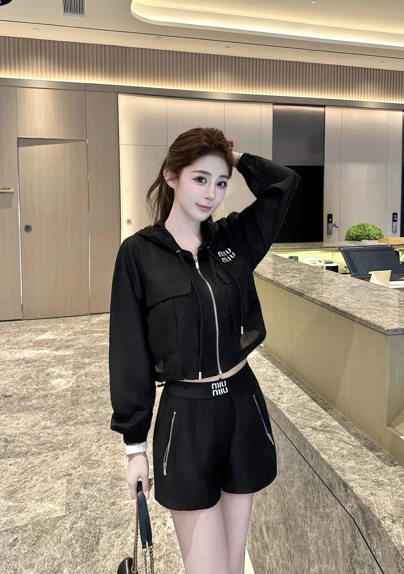 miumiu 미우미우 26SS 하이엔드 텍스처 바람막이 선케어 자켓 재킷 + 반바지 세트업 의류