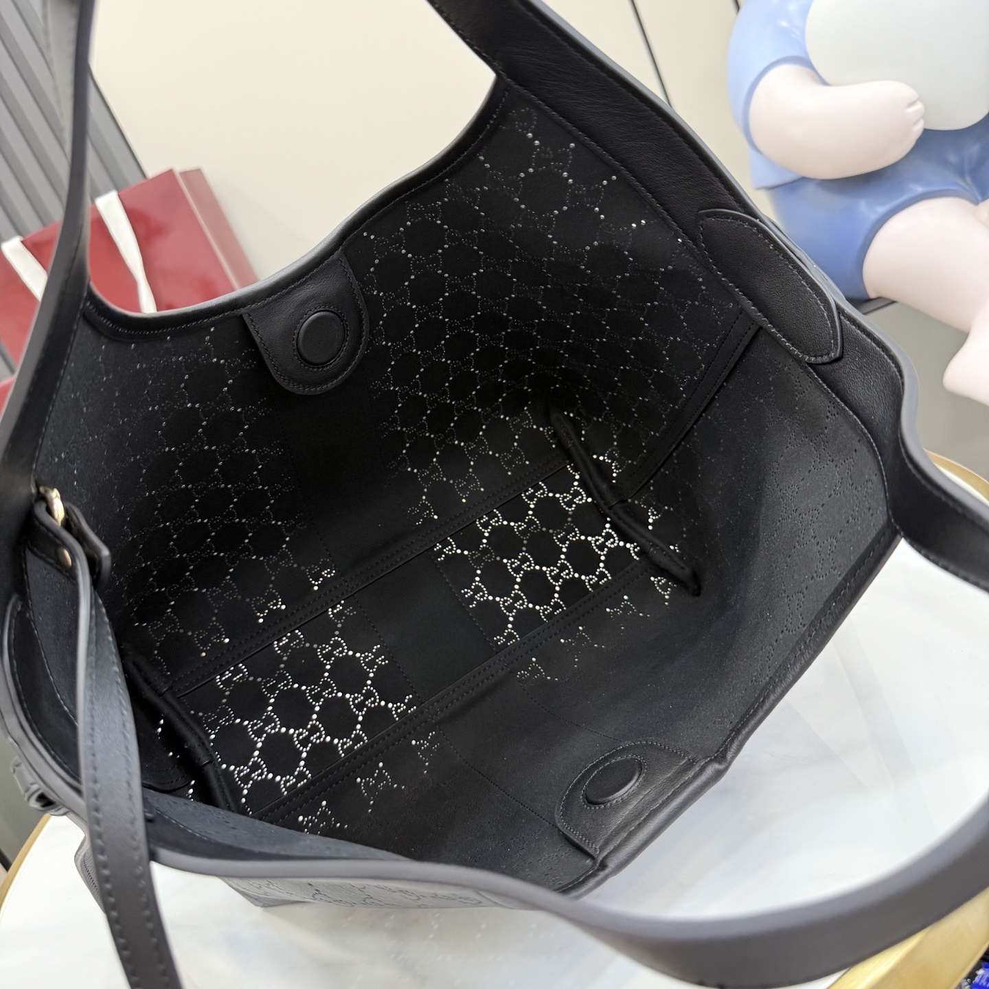 GUCCI 구찌 Generation 제너레이션 GG 질리오(Giglio) 펀칭 레더 토트백 - 블랙 가방