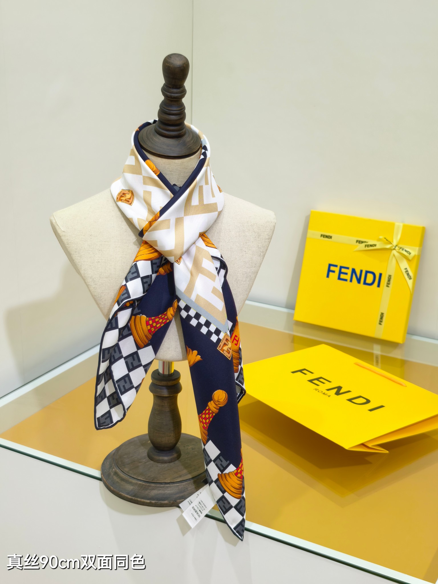 펜디(FENDI) 체스 모티브 실크 목도리 스카프