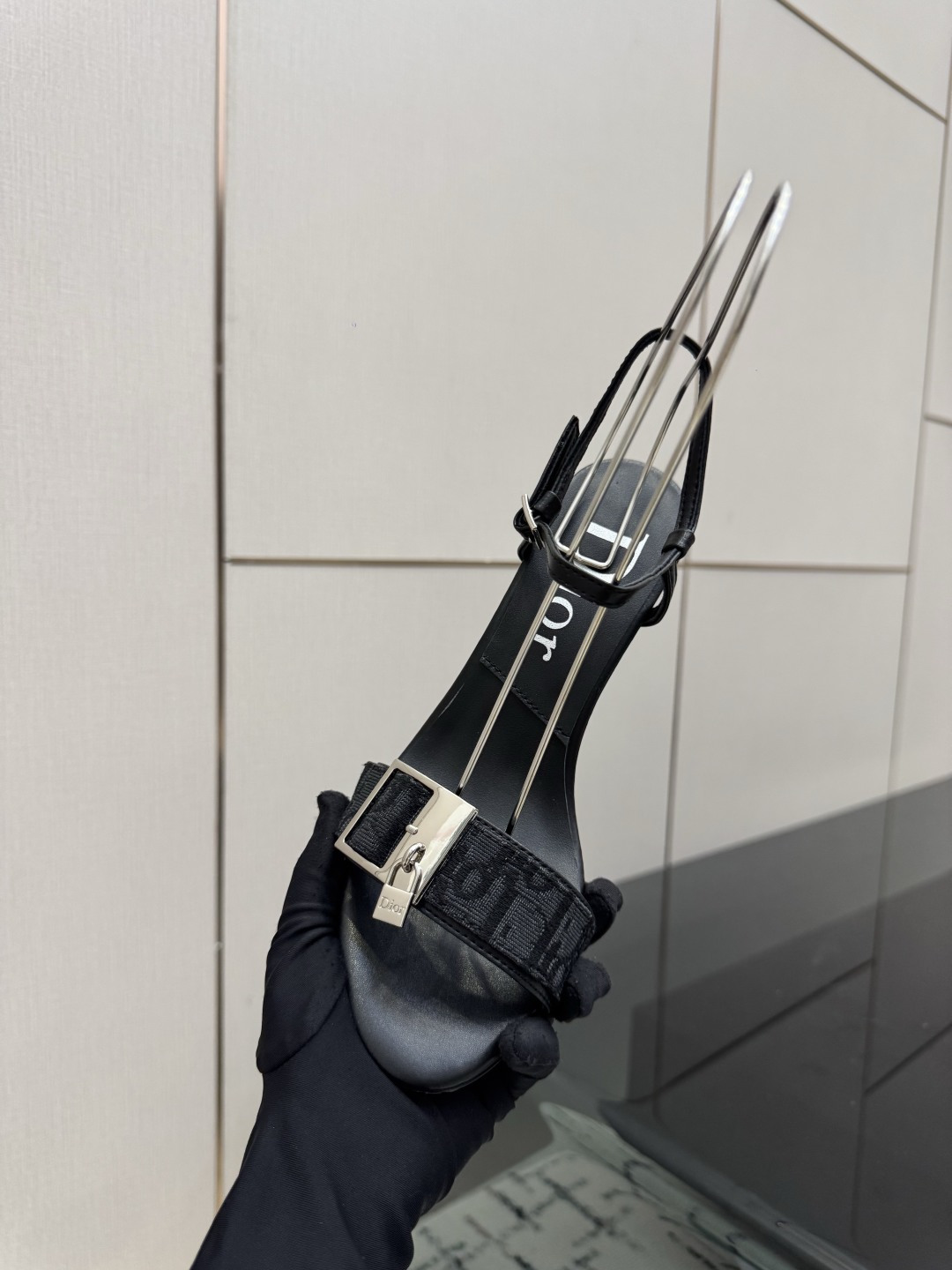 디올(DIOR) 로고 버클 데님 레더 샌들 신발