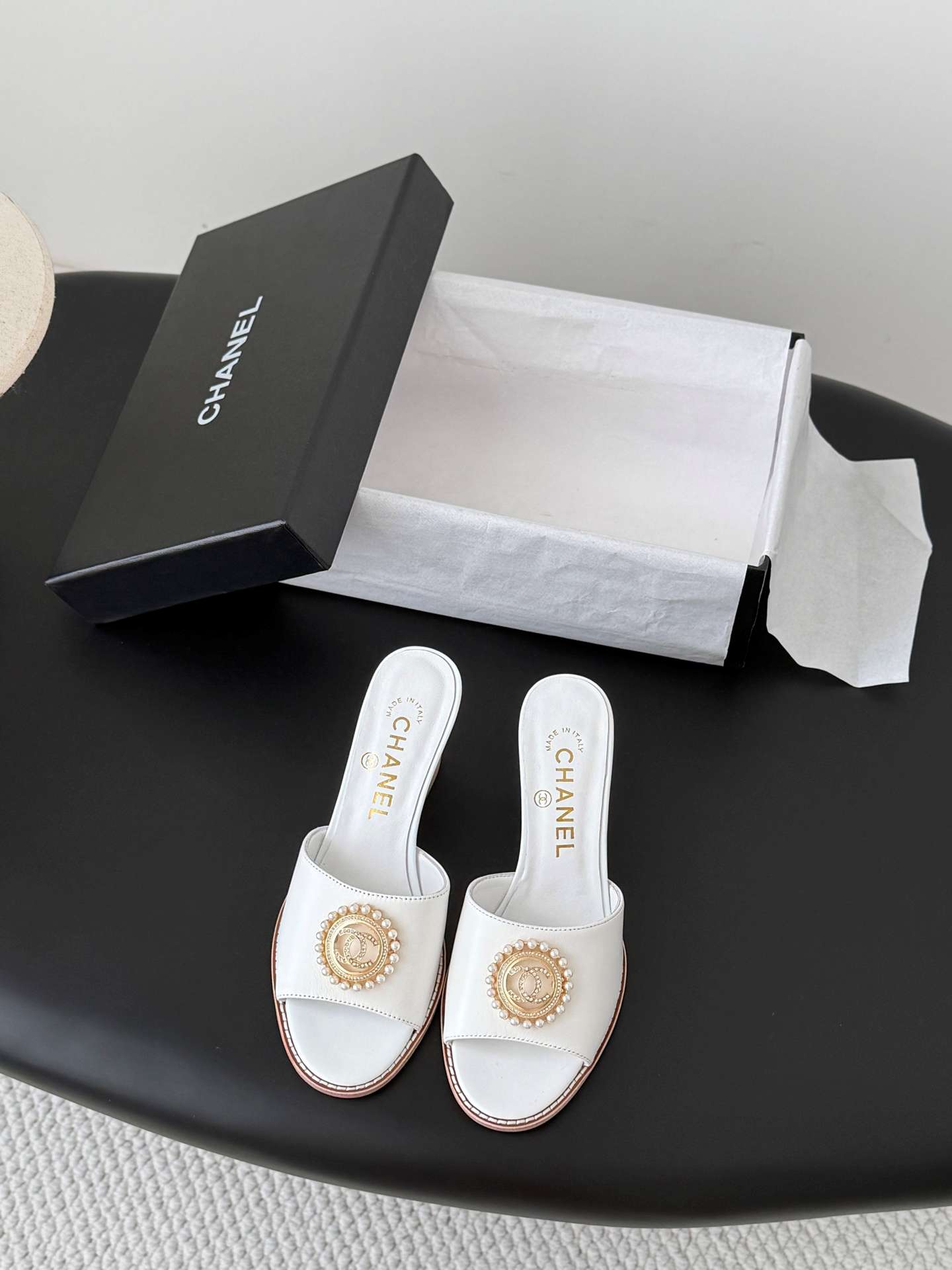 샤넬(CHANEL) 진주 메달 웨지 뮬 샌들 신발