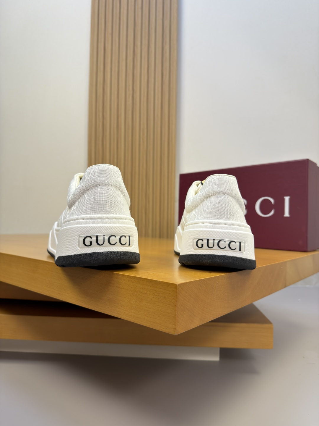 GUCCI 구찌 나파 소가죽 & 로고 패브릭 스니커즈 신발