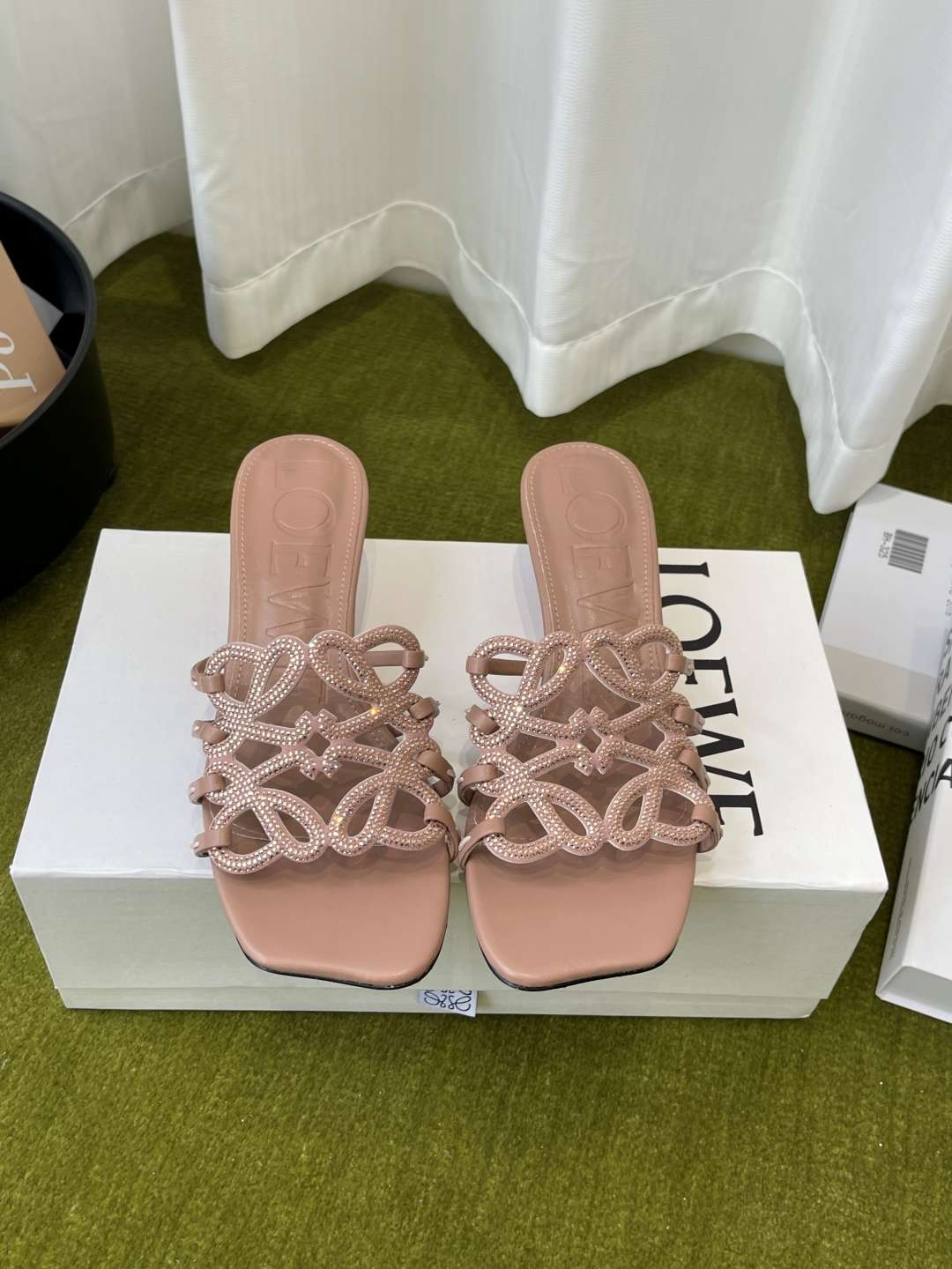 로에베(LOEWE) 아나그램 라인스톤 미들 힐 신발