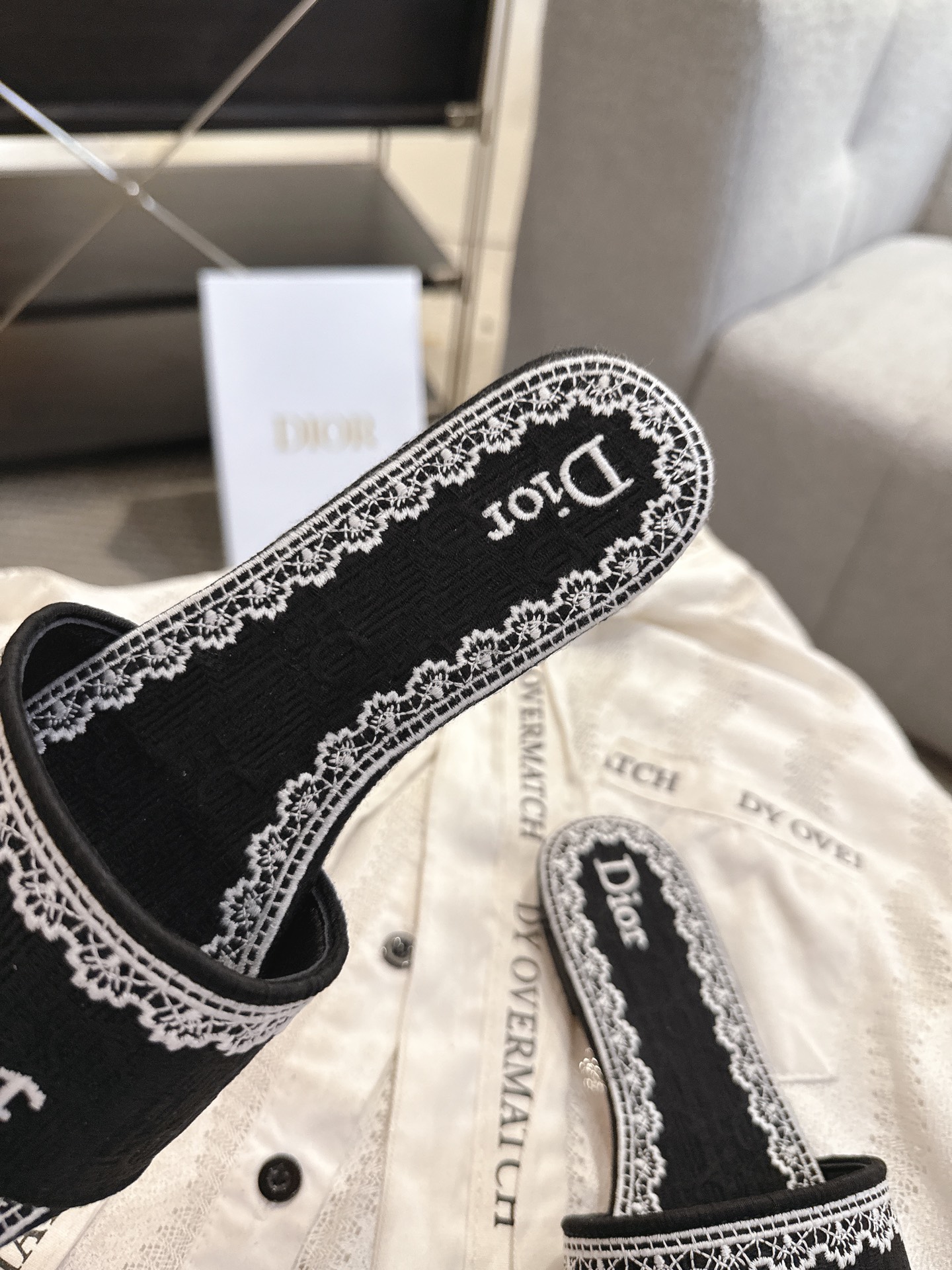 디올(DIOR) 플라워 자수 로고 슬라이드 슬리퍼