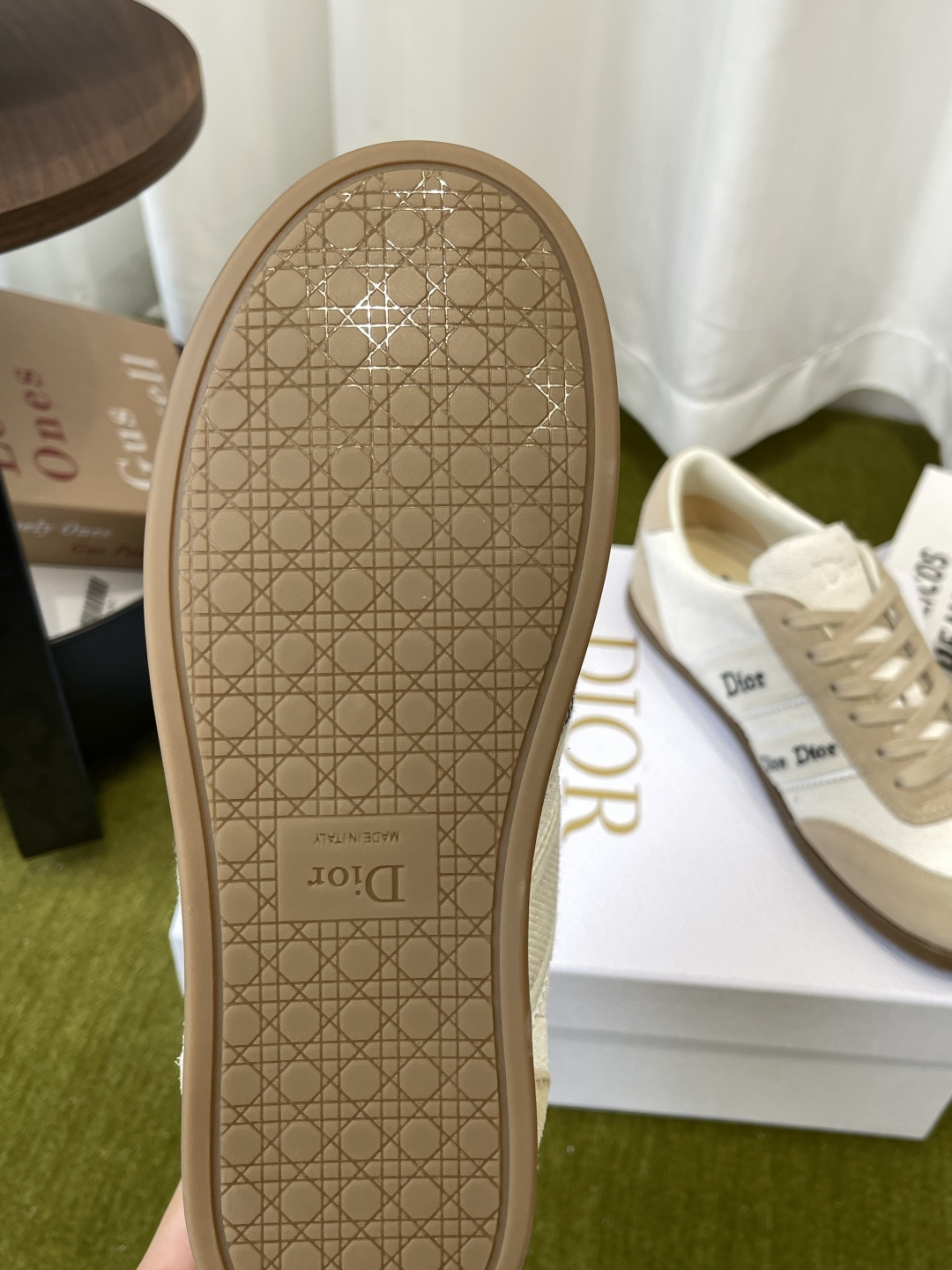 디올(DIOR) 리본 레터링 스웨이드 독일군 스니커즈 신발