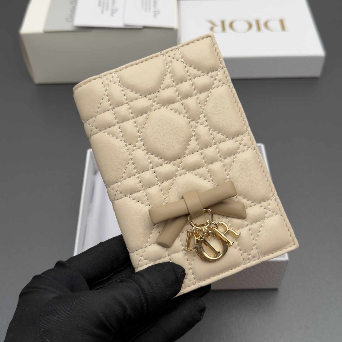 [Dior] 디올 Lady 레이디 까나쥬 램스킨 패스포트 홀더 지갑 / S2626