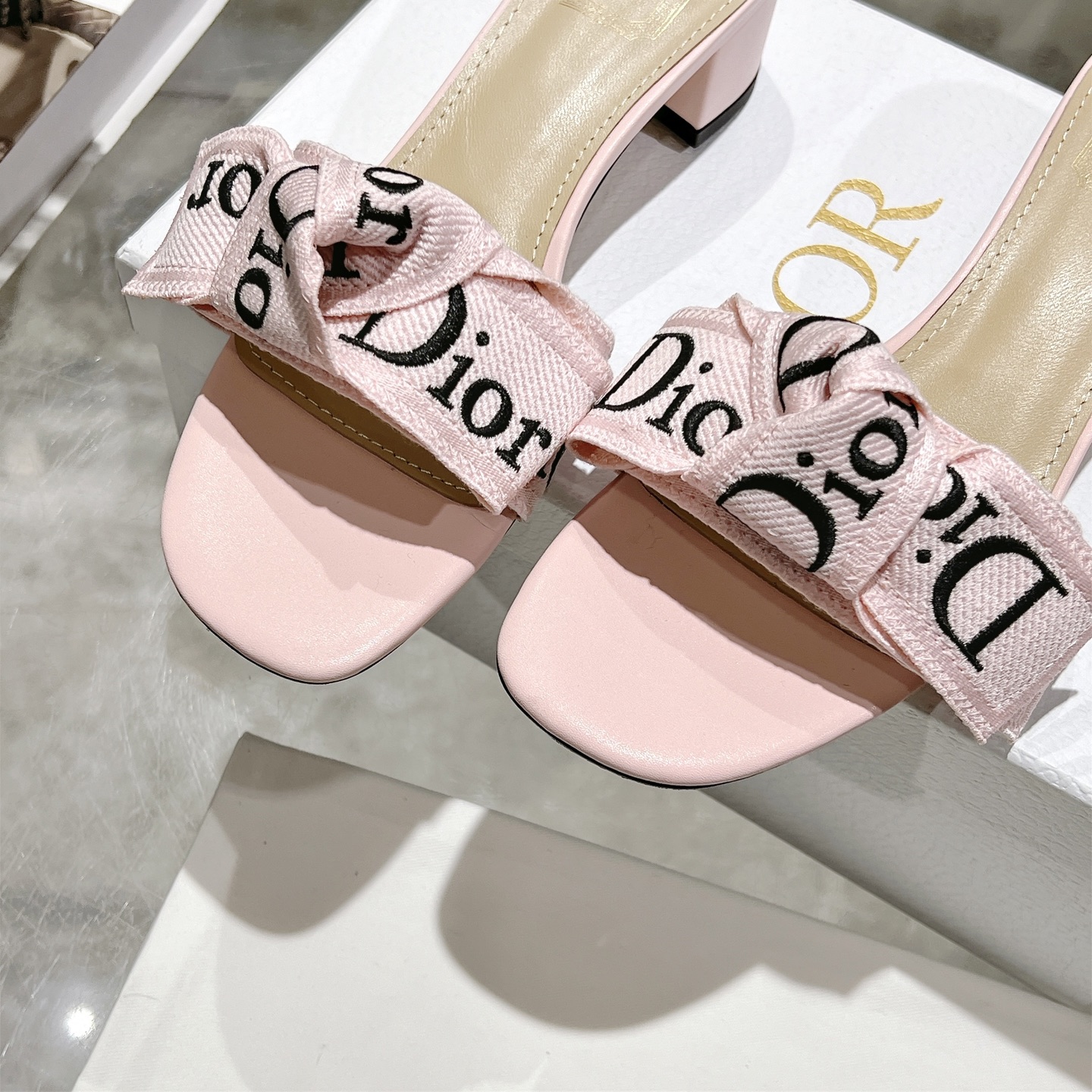 디올(DIOR) 리본 미들힐 슬리퍼 신발