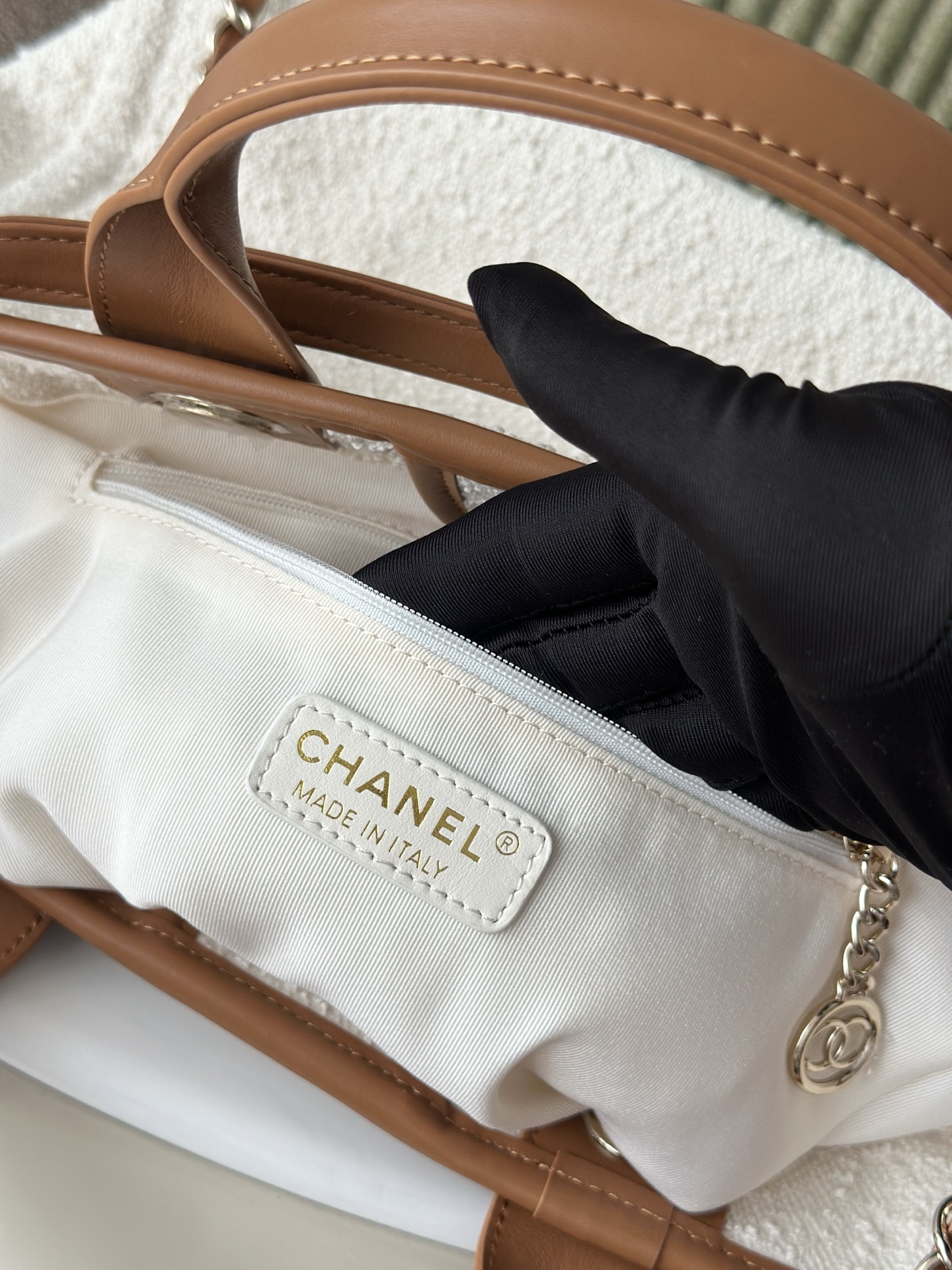 [Chanel] 샤넬 뉴 시즌 투인원 캔버스 쇼퍼 백 미디움 (화이트) 가방