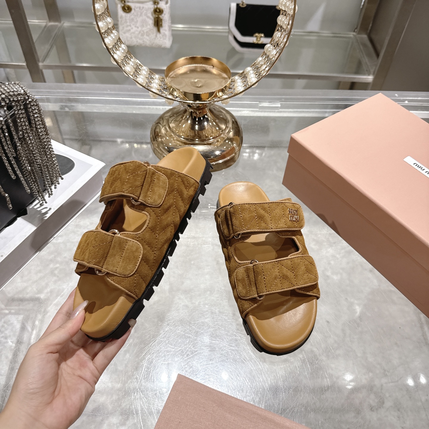 미우미우(MIU MIU) 자수 스웨이드 벨크로 슬리퍼 신발
