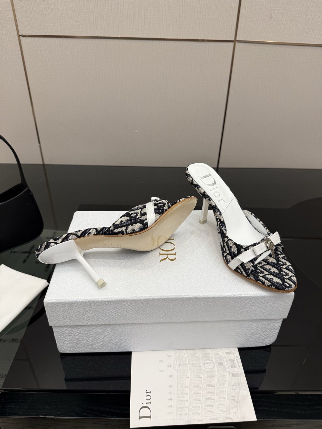 디올(DIOR) 패브릭 뮬 힐 신발