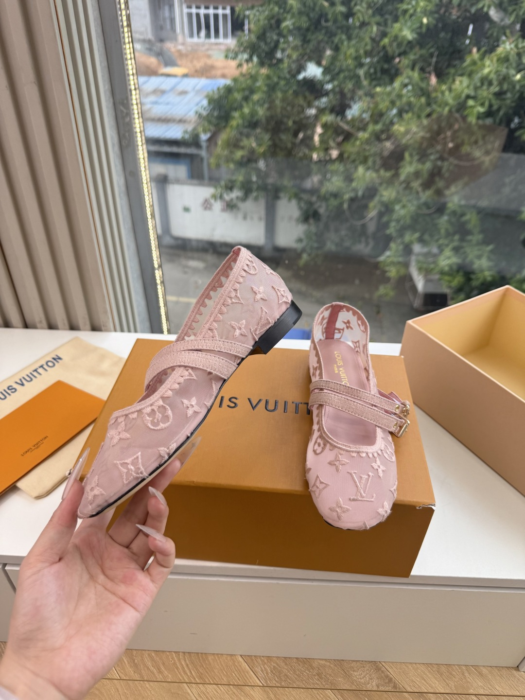 루이비통(LV) 무라카미 체리 메쉬 샌들 신발