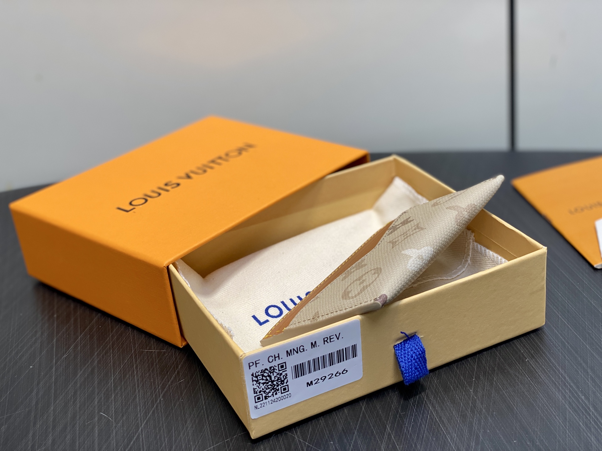 [Louis Vuitton] LV 루이비통 모노그램 서플러스 트리플 카드 홀더 (에이프리콧 그레이) 지갑