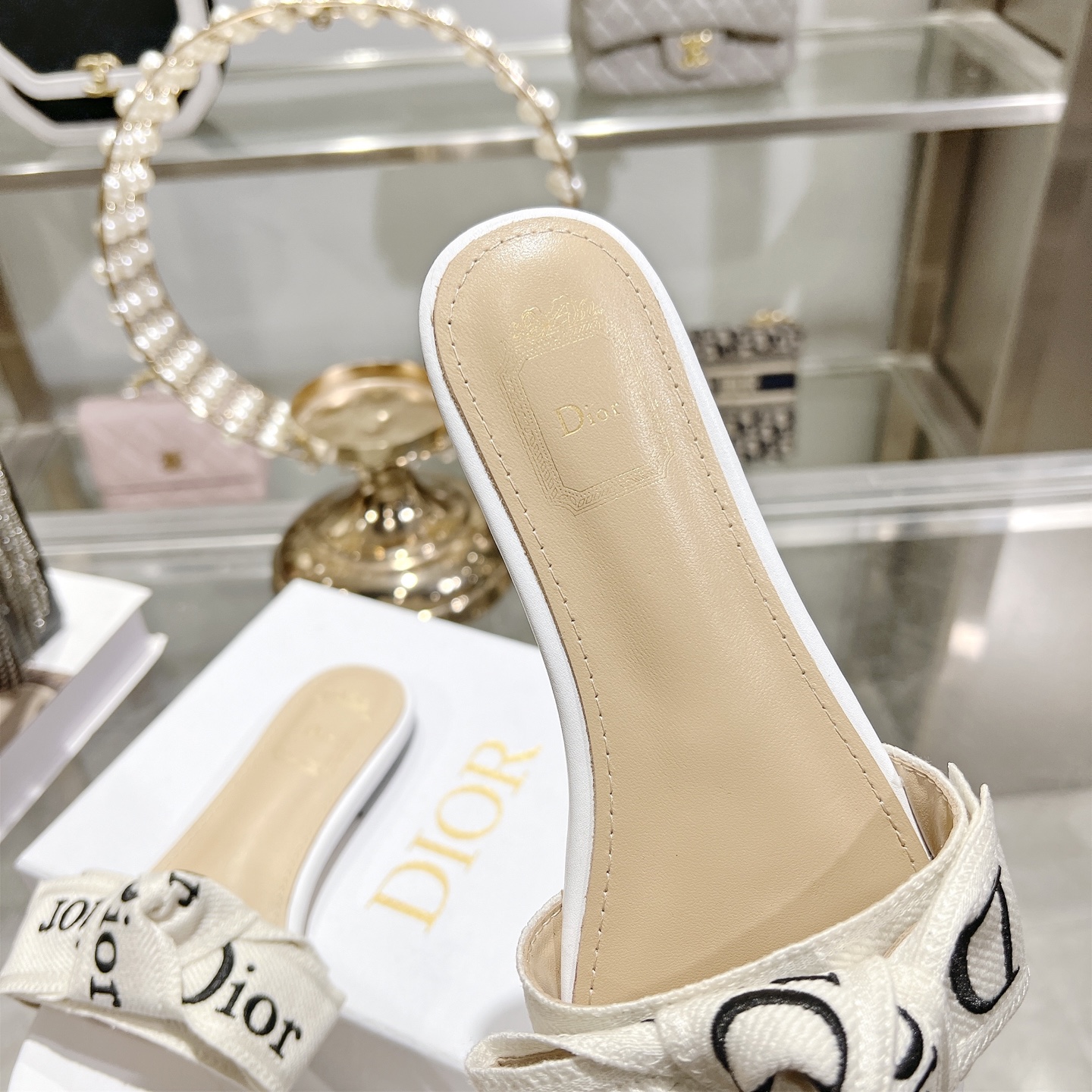 디올(DIOR) 리본 슬라이드 슬리퍼 신발