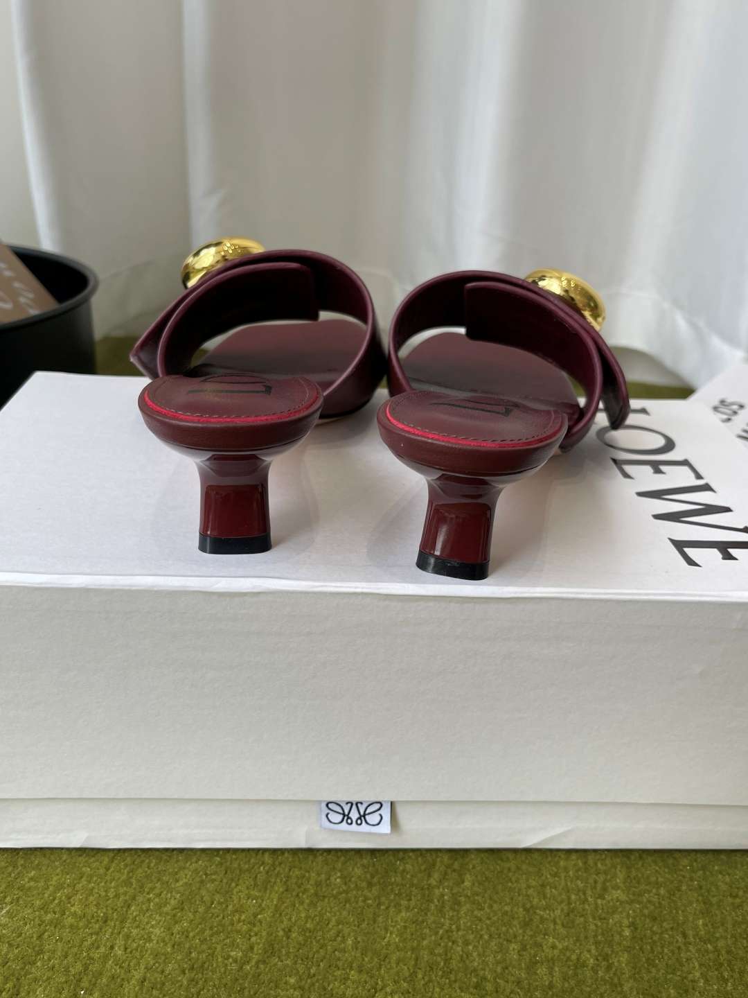 로에베(LOEWE) 메달 스퀘어토 키튼힐 뮬 샌들 신발