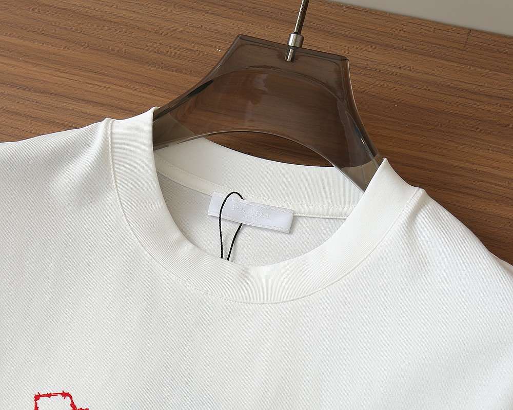 프라다(PRADA) 아트워크 로고 프린트 반팔 티셔츠 상의 의류