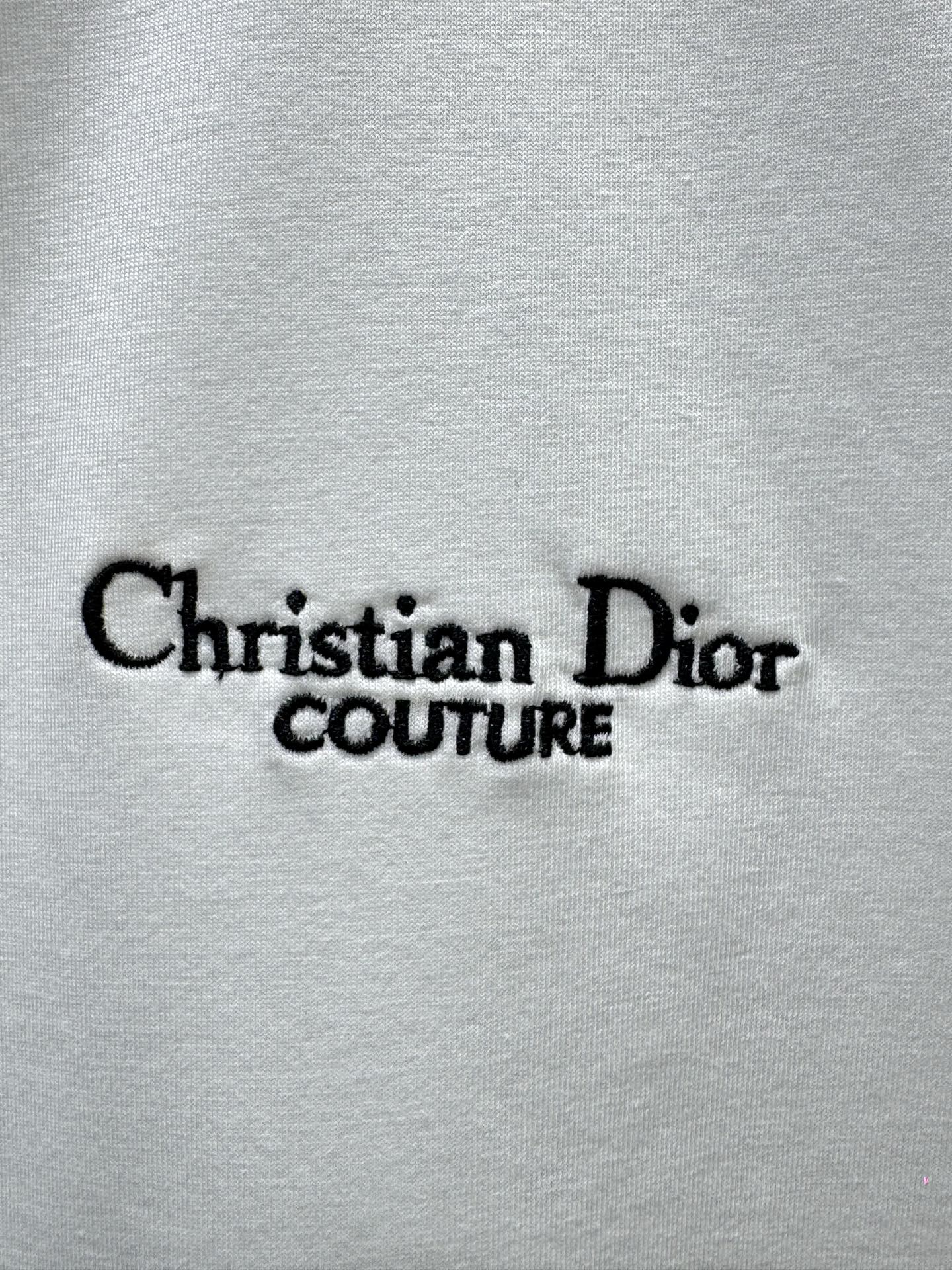 디올(DIOR) 레터링 자수 슬리브리스 상의 의류