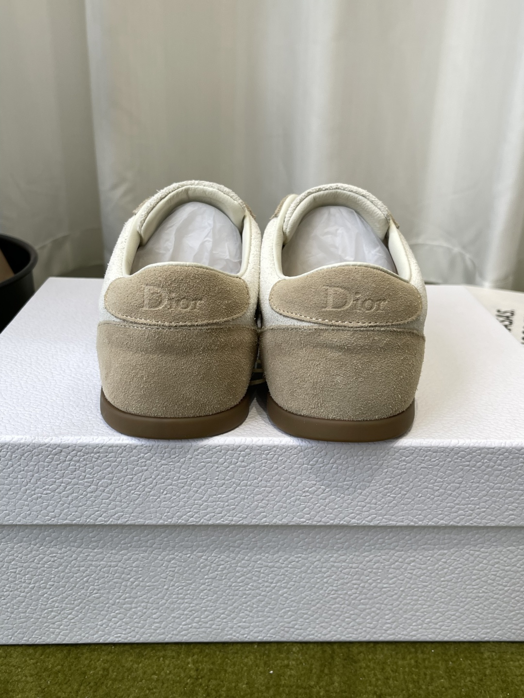 디올(DIOR) 리본 레터링 스웨이드 독일군 스니커즈 신발