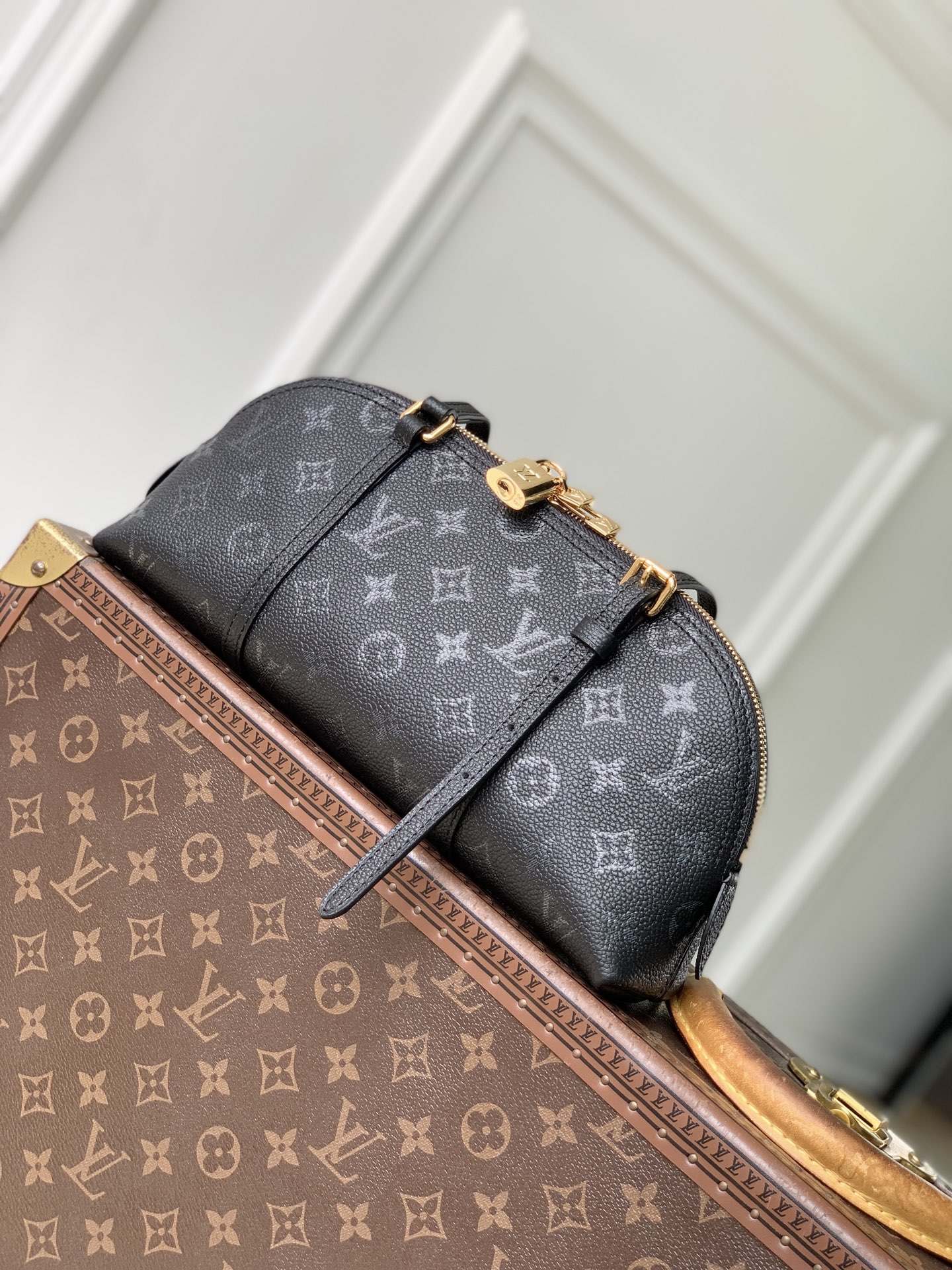 LOUIS VUITTON LV 루이비통 스콰이어 이스트-웨스트 백 (모노그램 잉크) 가방