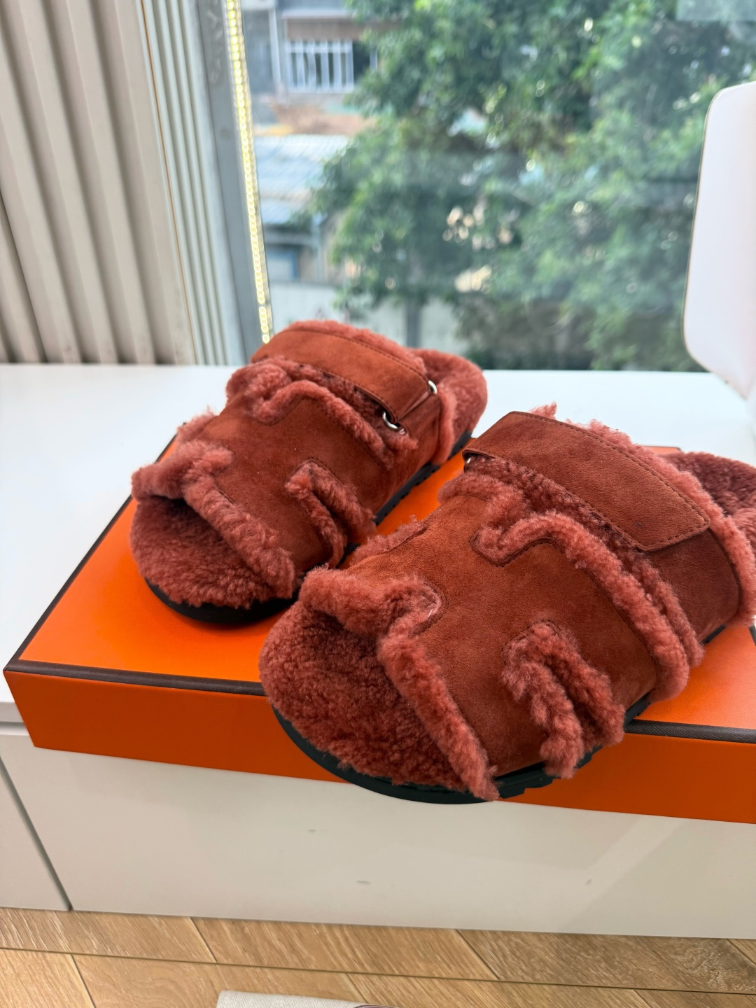 에르메스(HERMES) 시어링 퍼 뮬 슬리퍼 신발