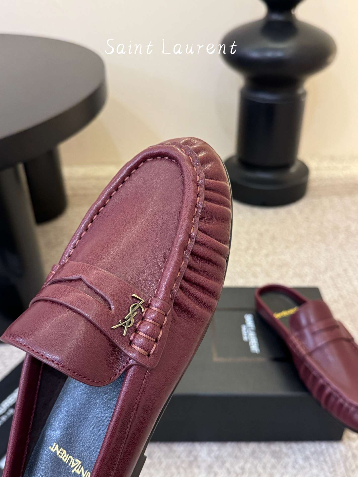 생로랑(SAINT LAURENT) 카프 레더 페니 백리스 로퍼 신발