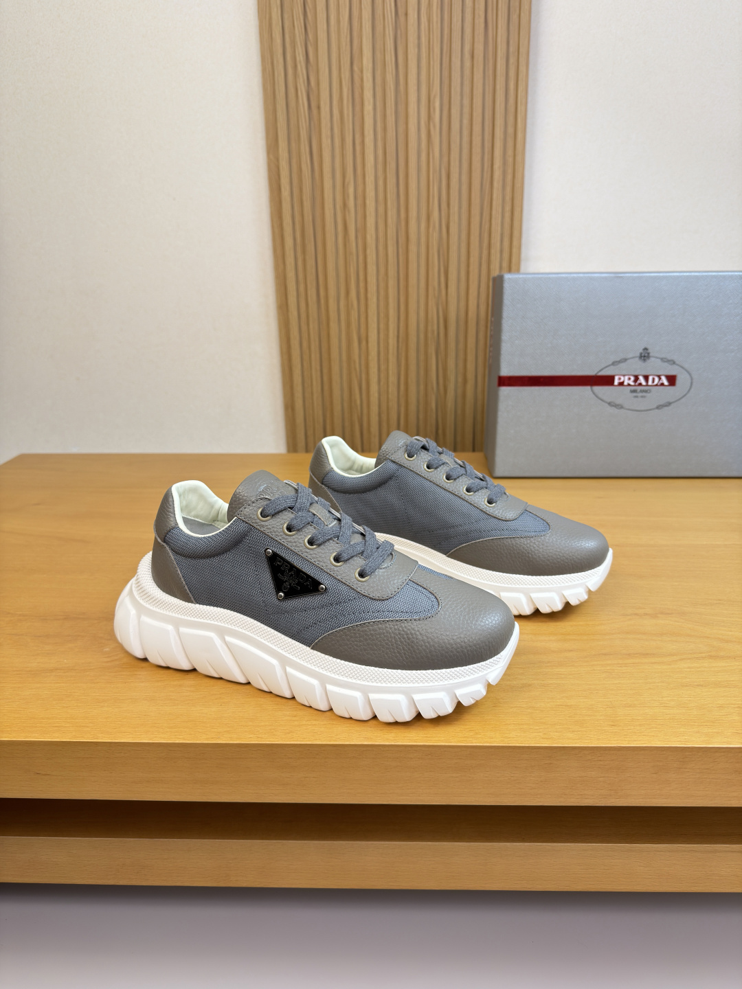 PRADA 프라다 리치 소가죽 & 캔버스 스니커즈 신발