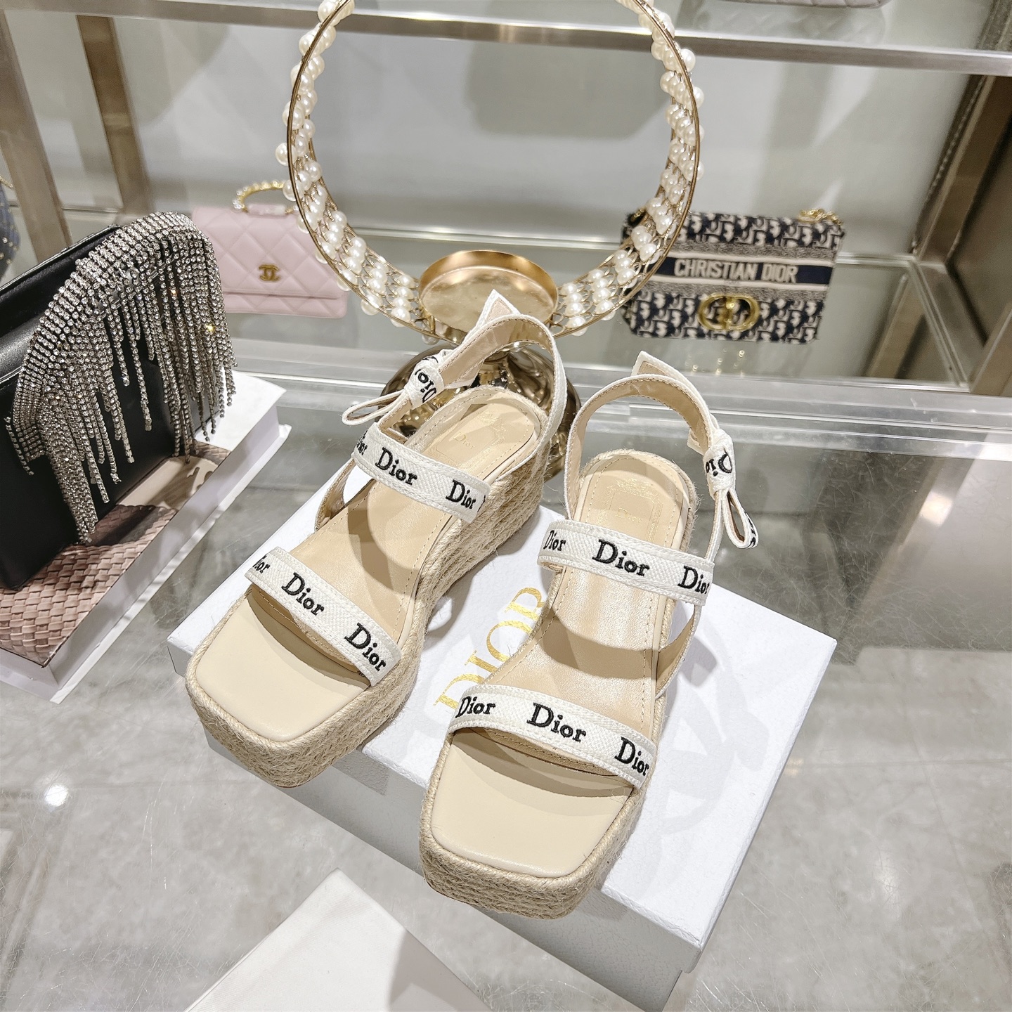 디올(DIOR) 로고 리본 더블 스트랩 플랫폼 샌들 신발