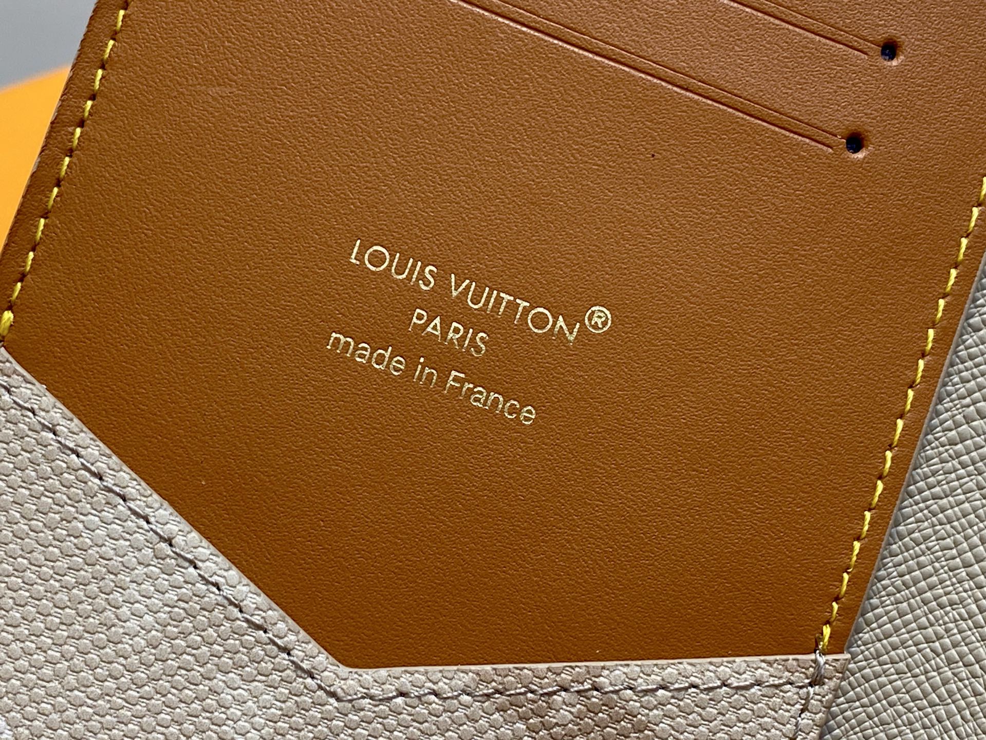 [Louis Vuitton] LV 루이비통 모노그램 서플러스 패스포트 커버 (에이프리콧 그레이) 여권 지갑