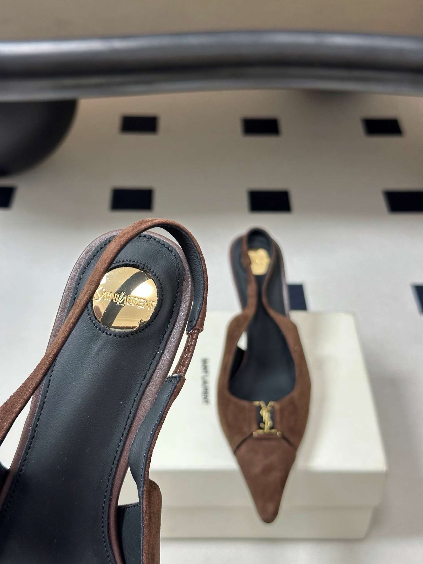 생로랑(SAINT LAURENT) YSL 메탈 로고 캡토 슬링백 펌프스 신발