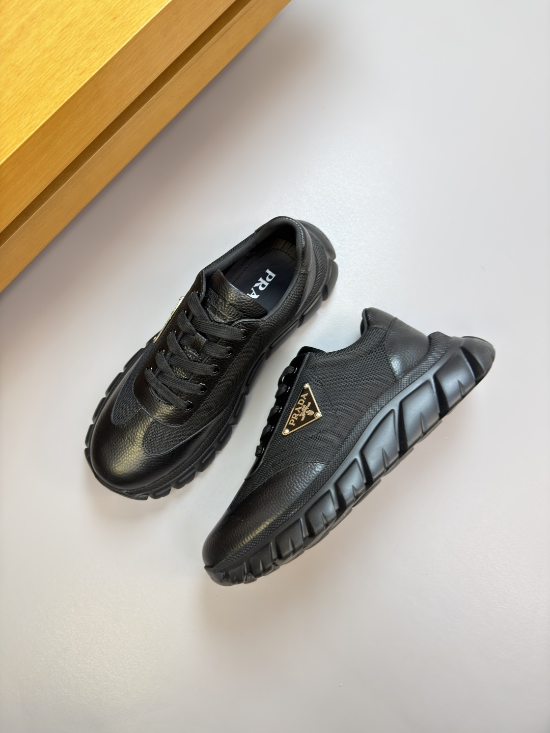 PRADA 프라다 리치 소가죽 & 캔버스 스니커즈 신발