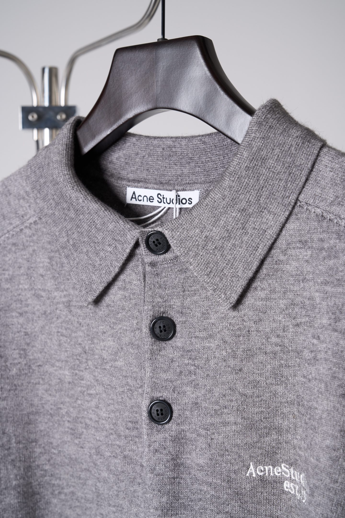아크네(Acne studios) 로고 자수 울 폴로 니트 상의 의류