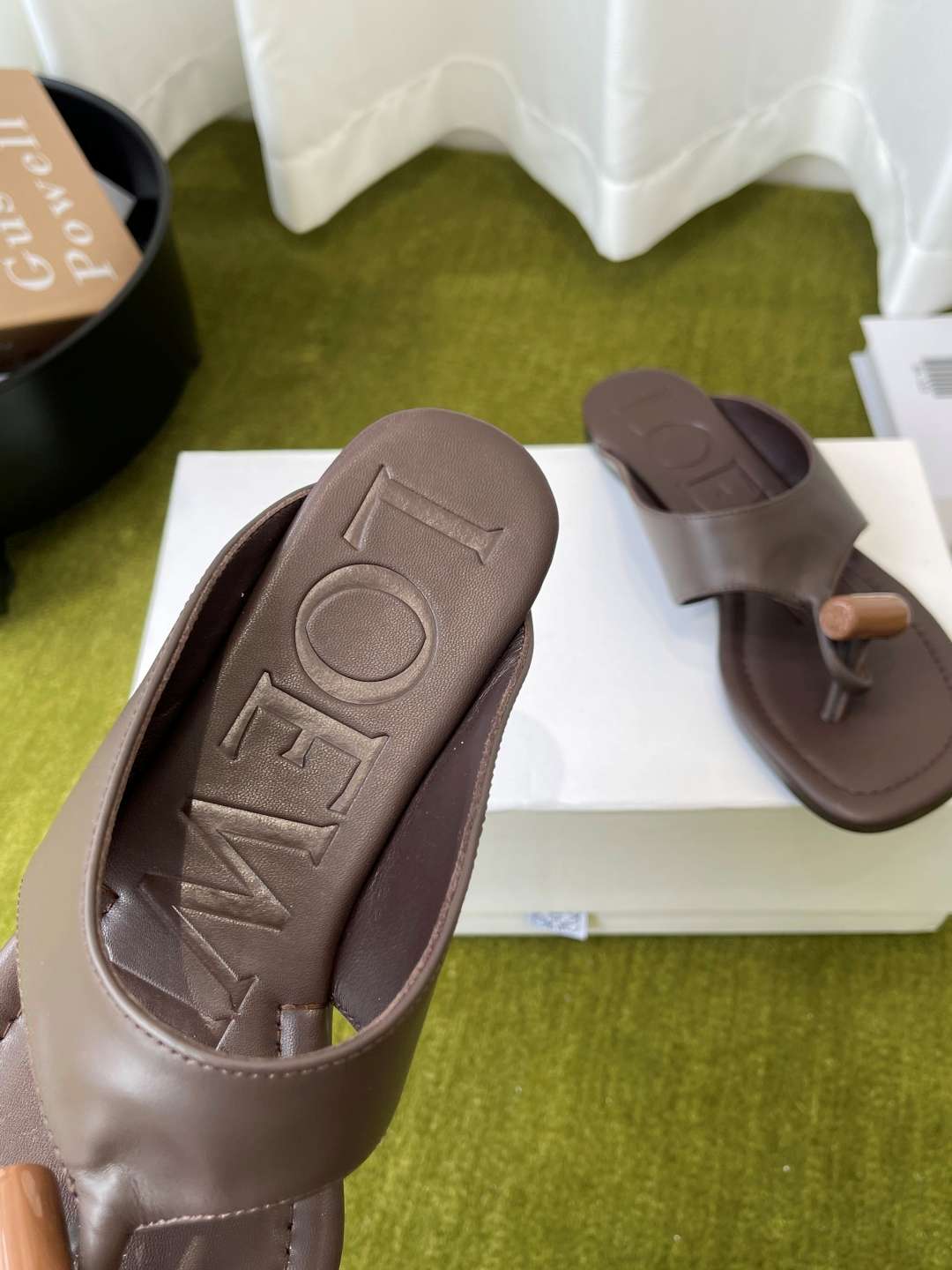로에베(LOEWE) 토글 장식 토포스트 쪼리 스리퍼 신발