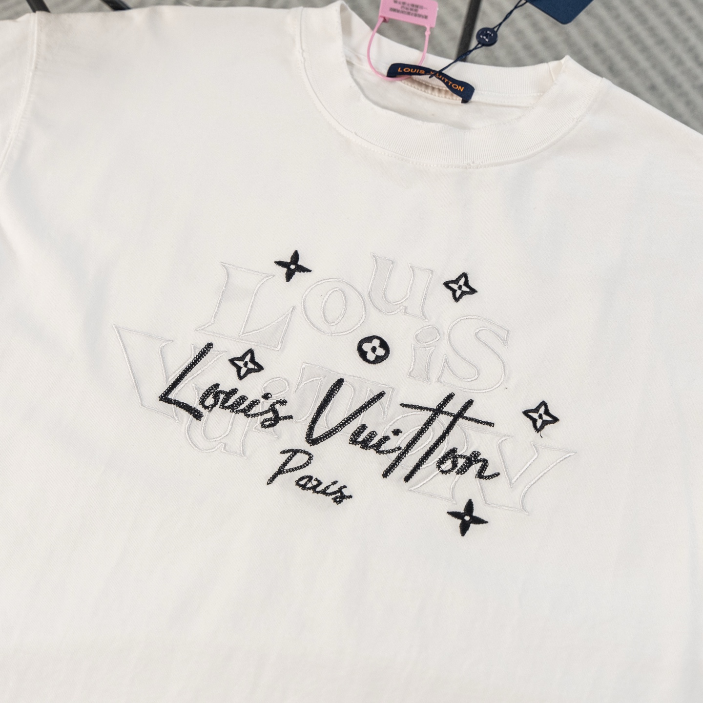 루이비통(LV) 레터링 자수 반팔 티셔츠 의류