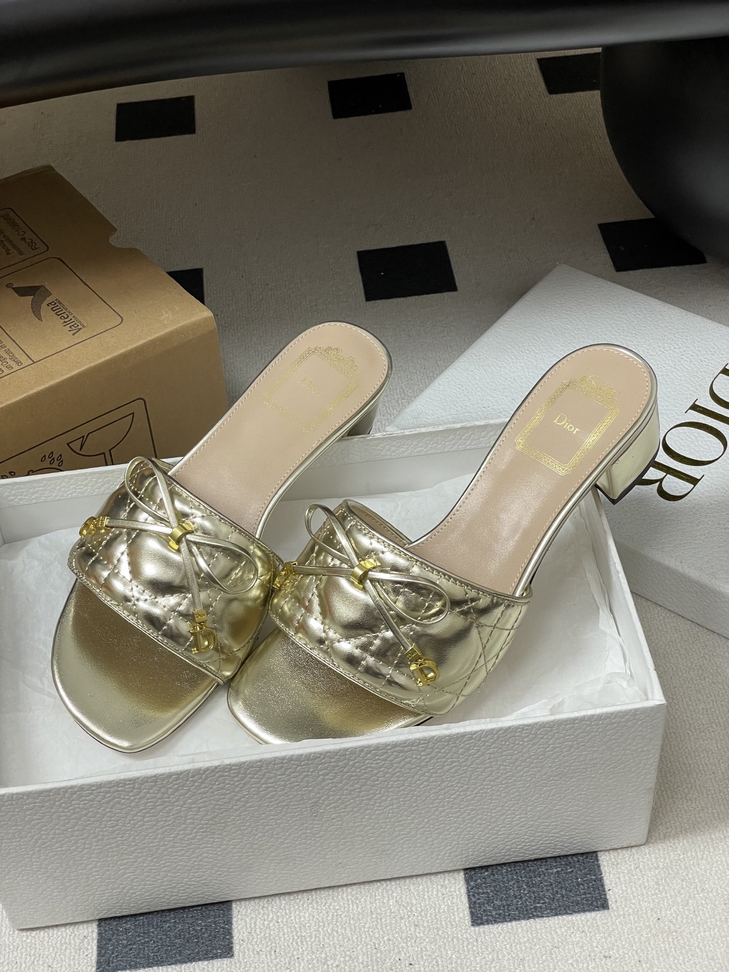 디올(DIOR) 퀼팅 리본 미들굽 슬리퍼 신발