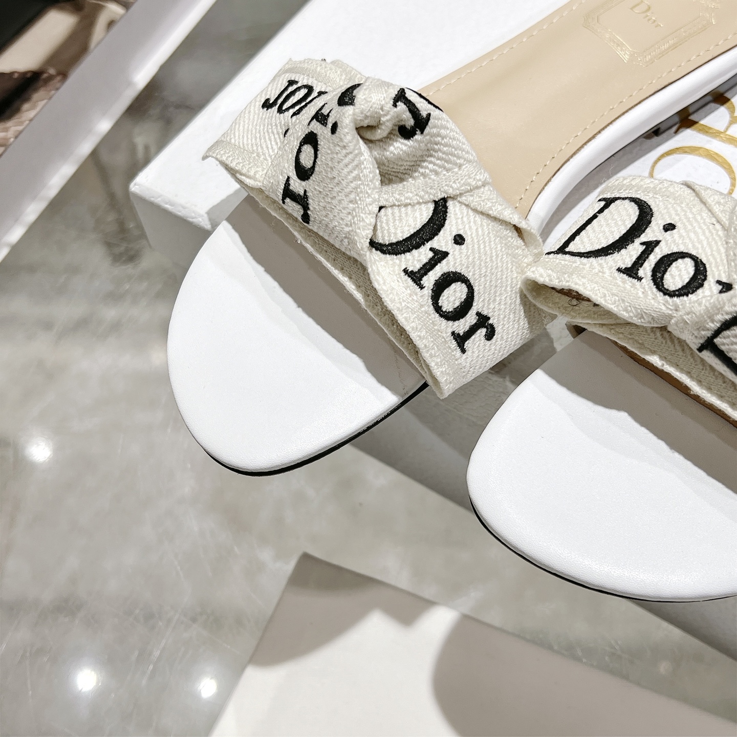 디올(DIOR) 리본 슬라이드 슬리퍼 신발