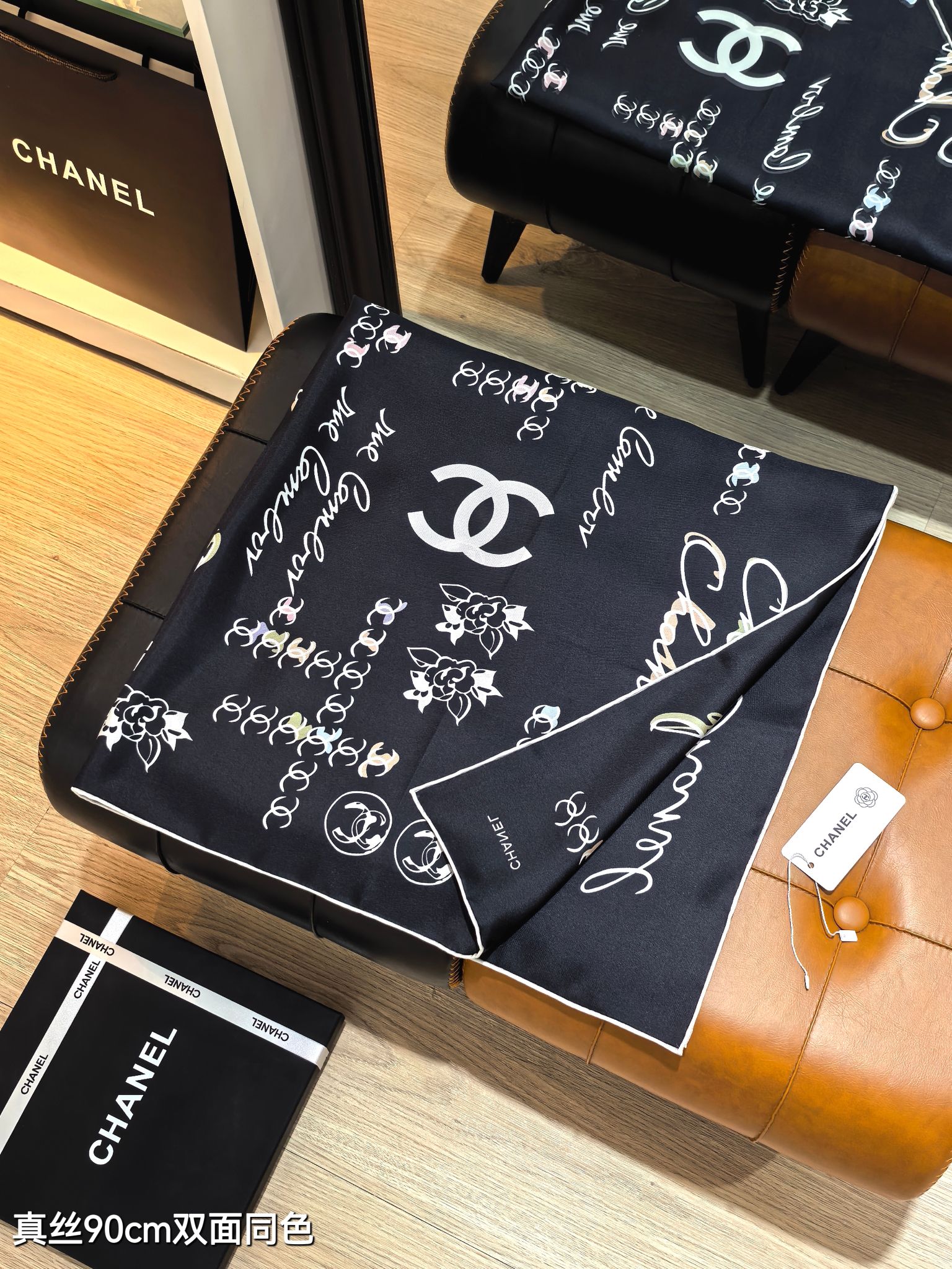 샤넬(CHANEL) 로고 레터링 실크 목도리 스카프