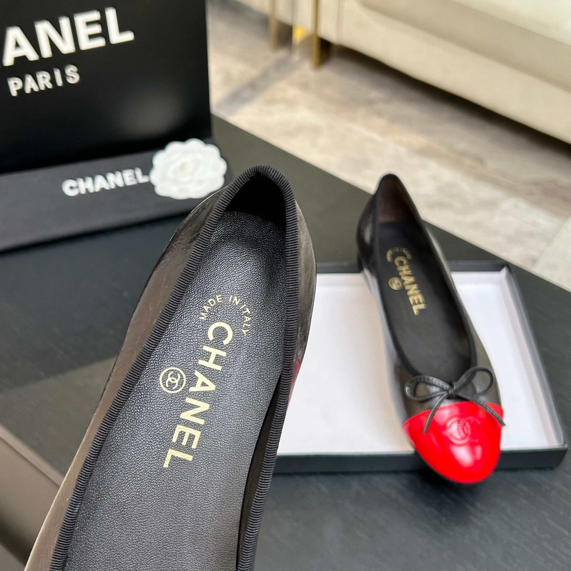 샤넬(CHANEL) 리본 배색 발레리나 플랫슈즈 신발