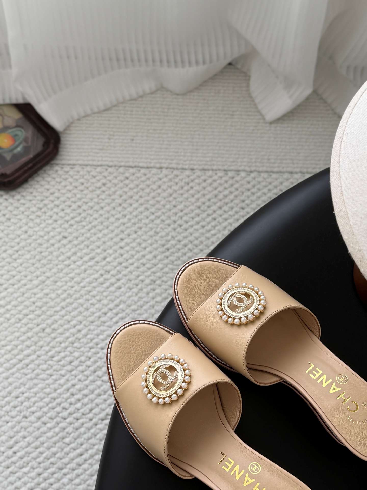 샤넬(CHANEL) 진주 메달 웨지 뮬 샌들 신발