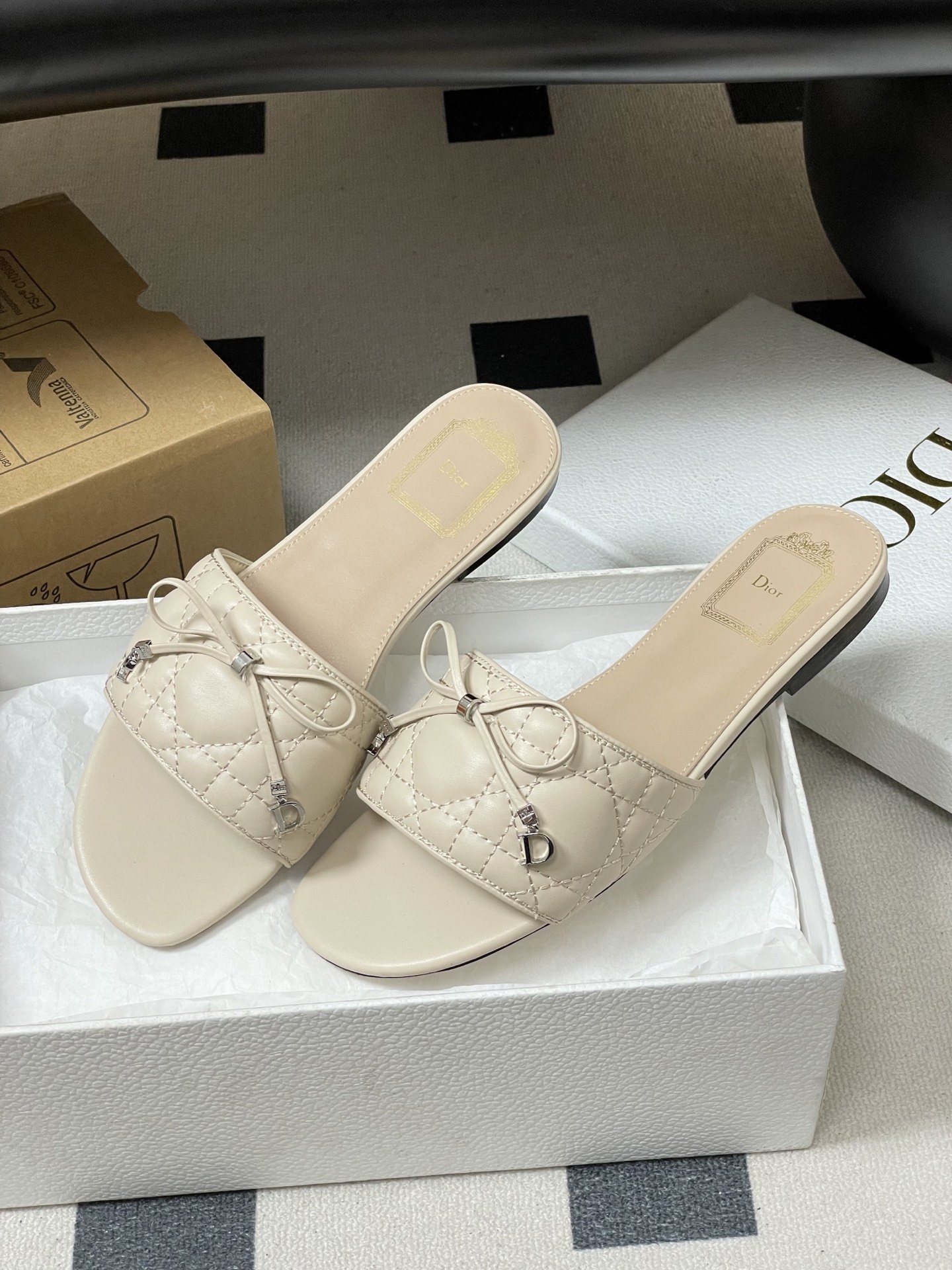 디올(DIOR) 퀼팅 리본 슬리퍼 신발