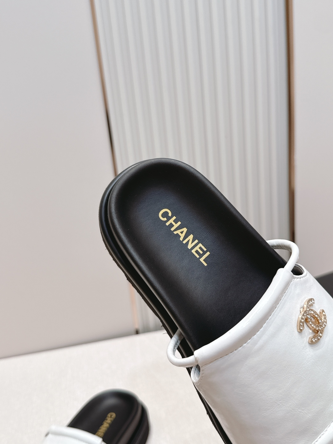 샤넬(CHANEL) 로고 슬라이드 샌들 신발