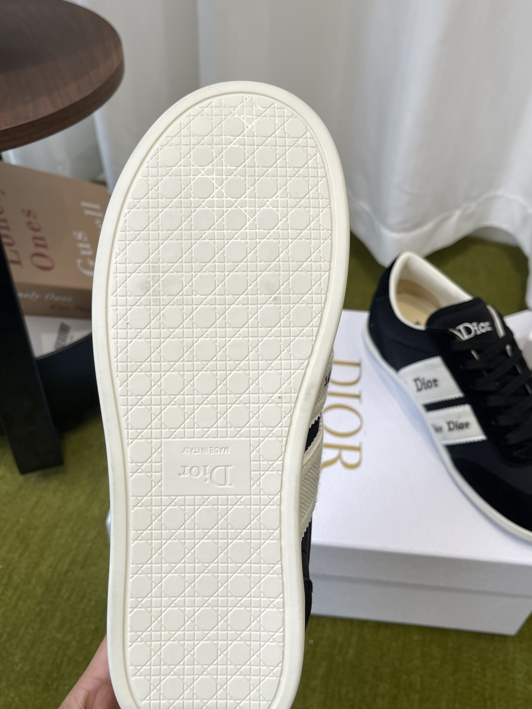 디올(DIOR) 리본 레터링 스웨이드 독일군 스니커즈 신발