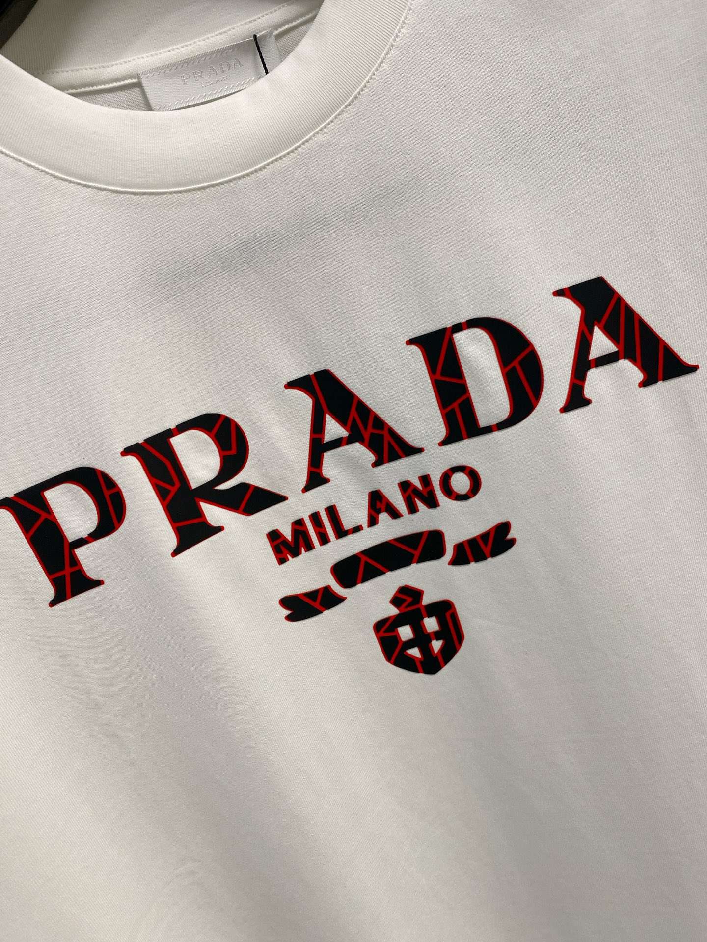 프라다(PRADA) 밀라노 로고 그래픽 프린트 반팔 티셔츠 상의 의류