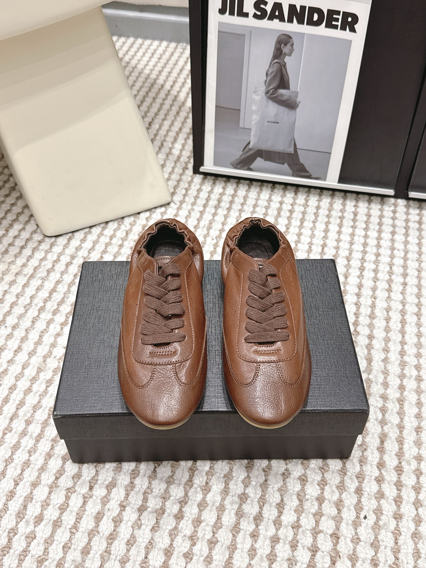 생로랑(SAINT LAURENT) 펀칭 레더 독일군 스니커즈 신발