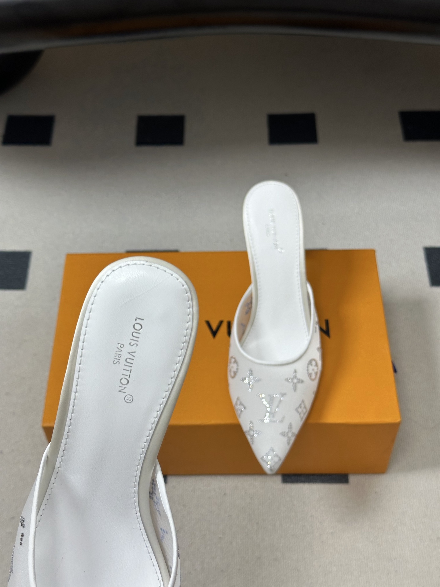 루이비통(LV) 크리스털 메시 포인티드 뮬 힐 신발