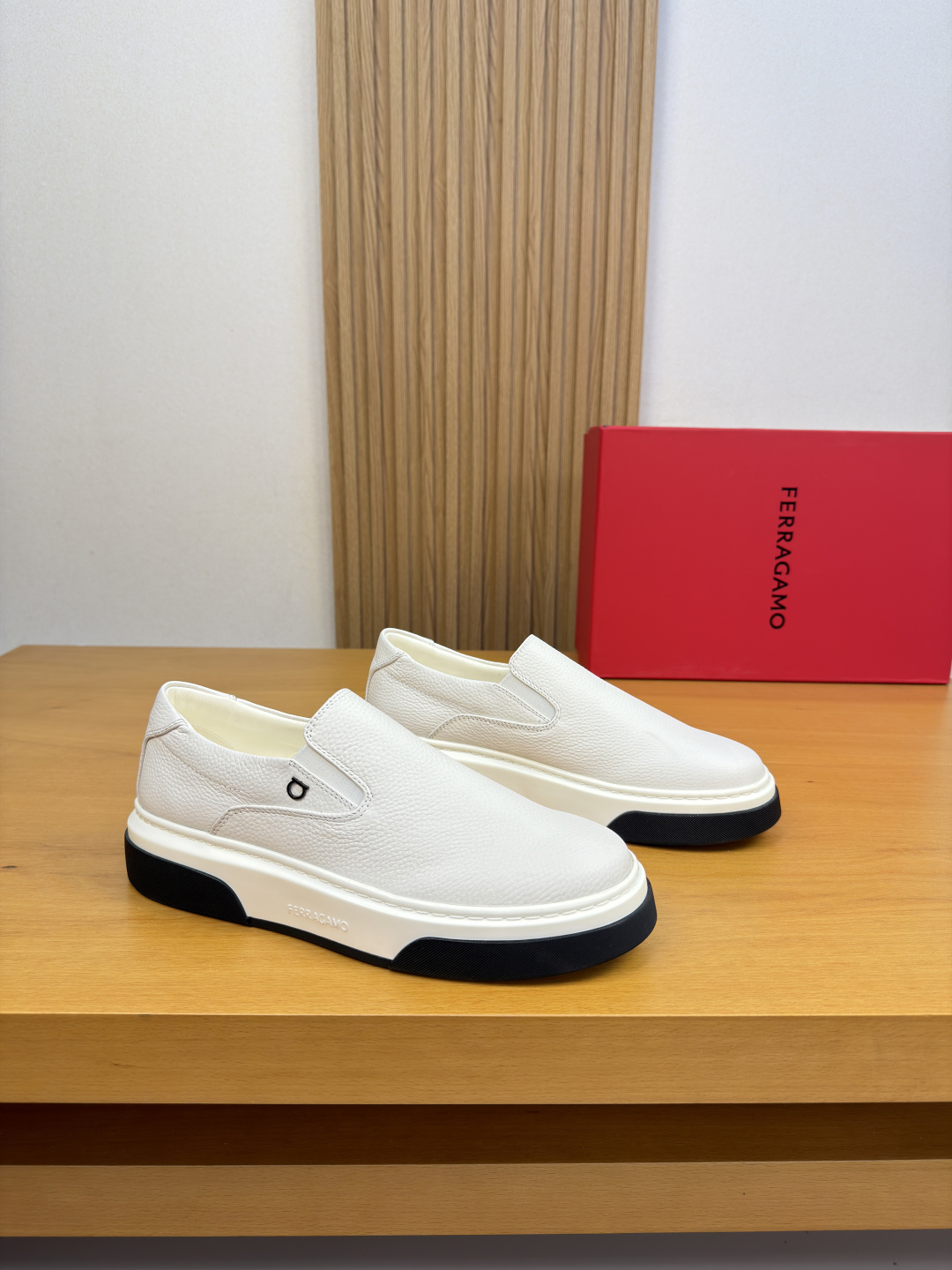 [Salvatore Ferragamo] 페라가모 프리미엄 슈링크 레더 미니멀 슬립온 스니커즈 신발
