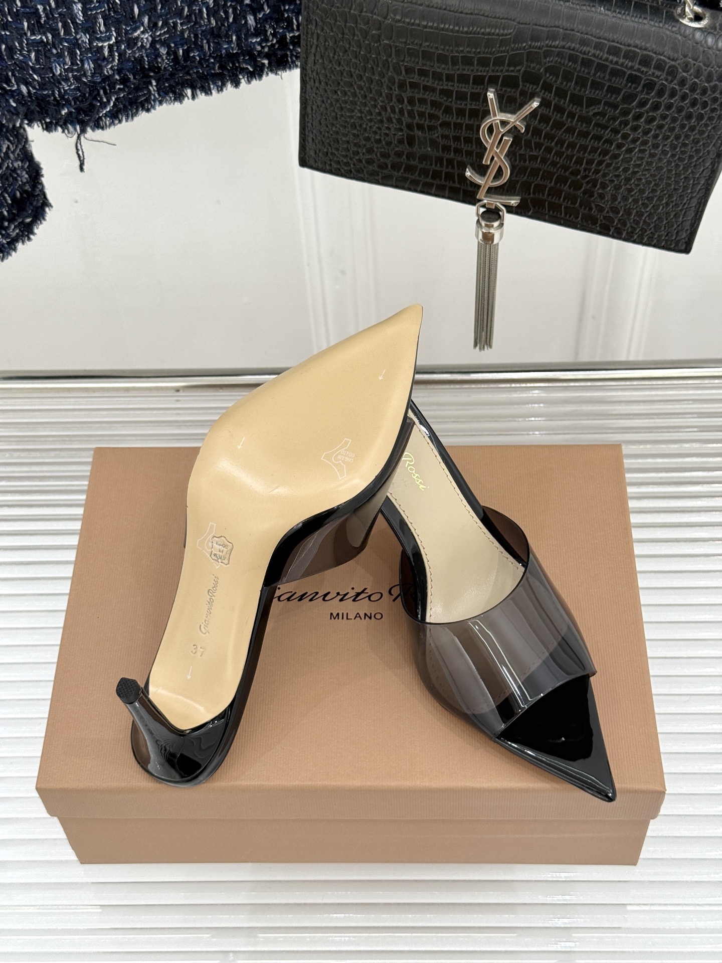 지안비토 로시(Gianvito Rossi) 포인티드 토 힐 슬리퍼 신발