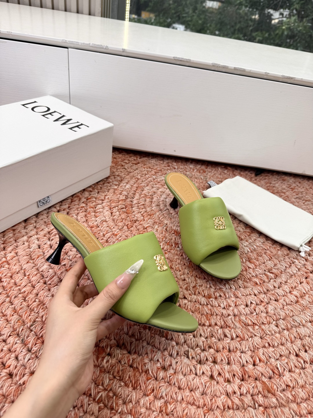 로에베(LOEWE) 아나그램 페블 슬리퍼 샌들 신발