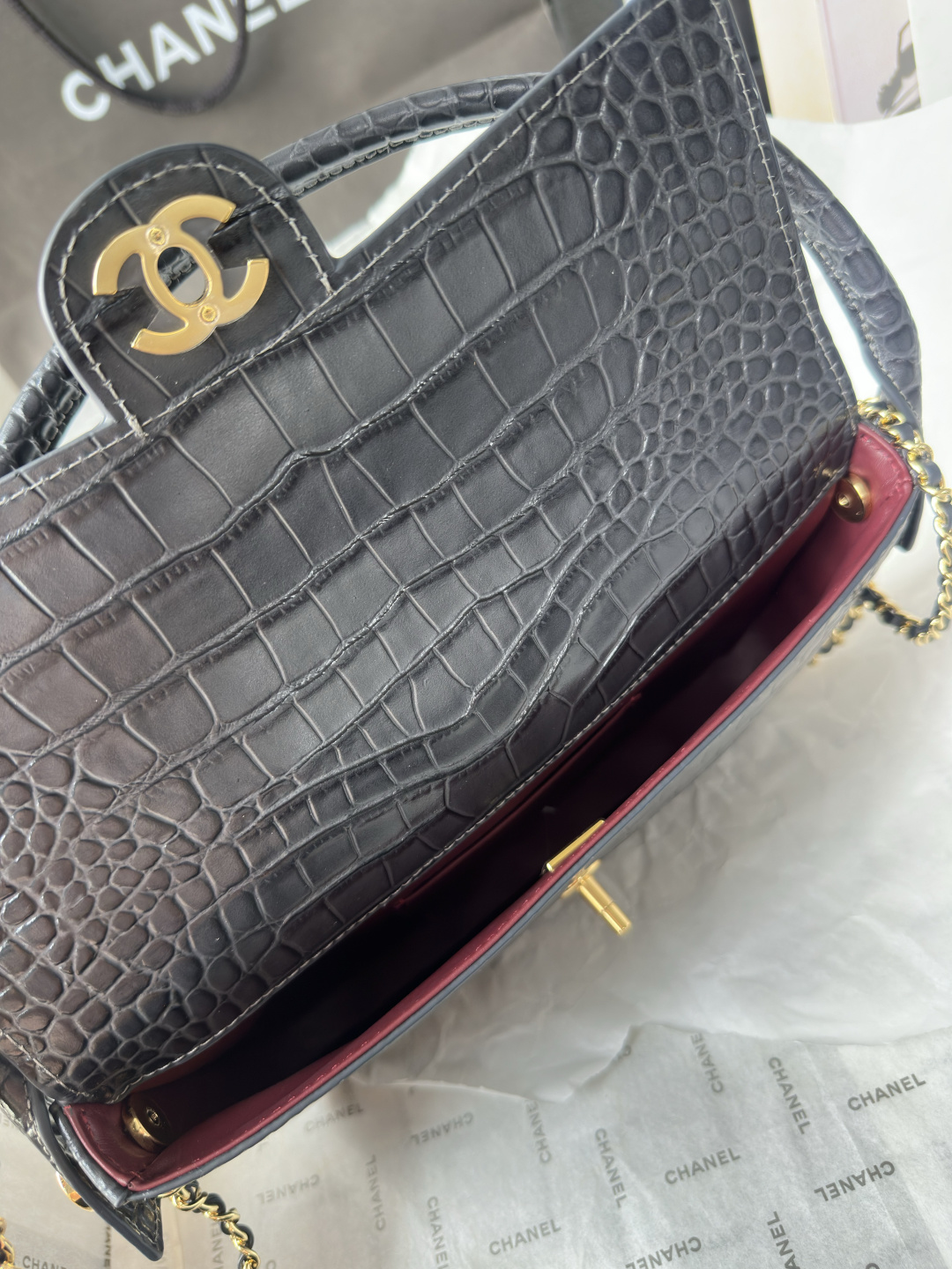 CHANEL 샤넬 26A 크로커다일 엠보스드 탑핸들 플랩백 가방 / AS6425