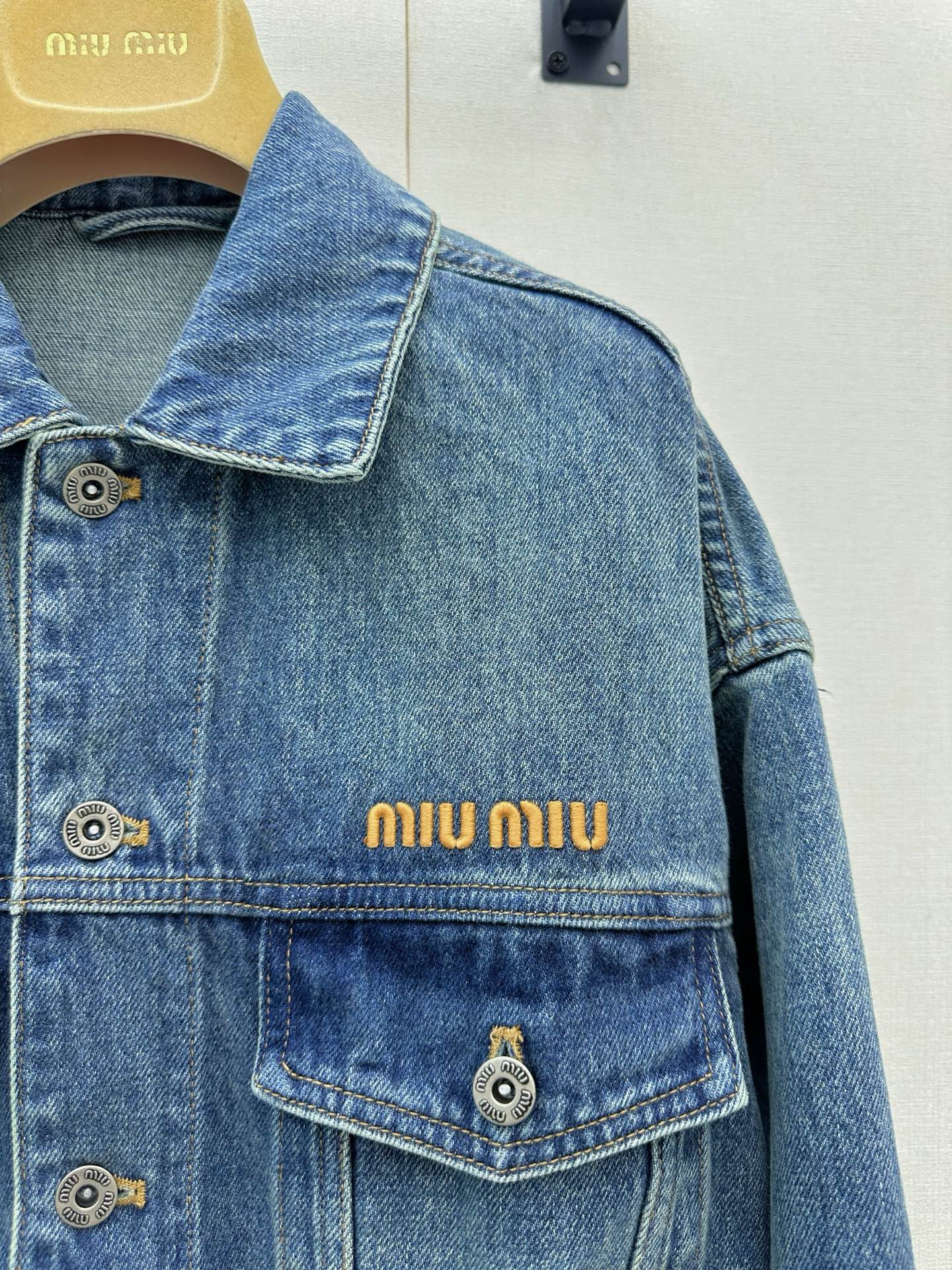 미우미우(MIU MIU) 자수 워싱 데님 재킷 상의 의류